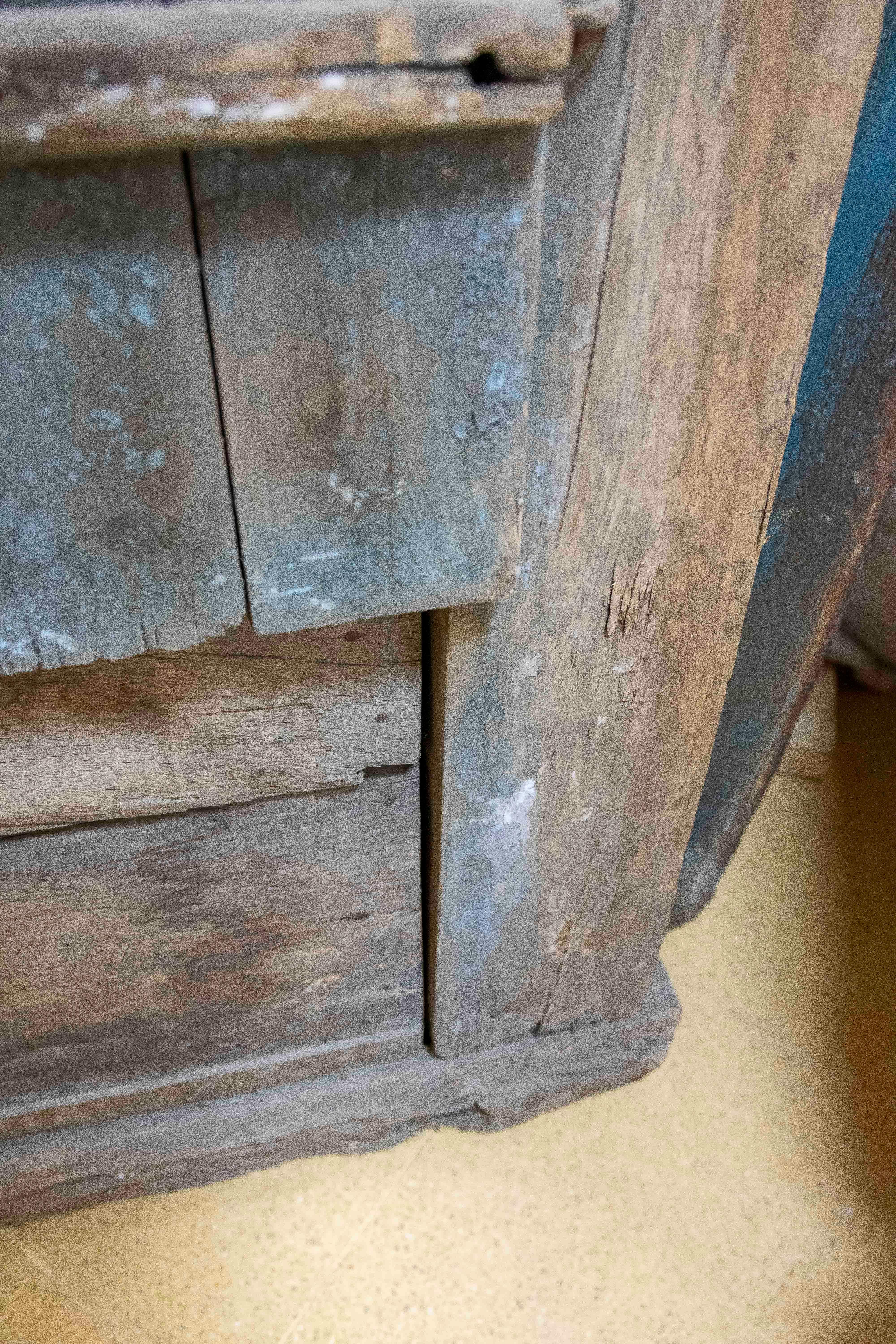 Ventana rústica india de madera con adornos de hierro en venta 12