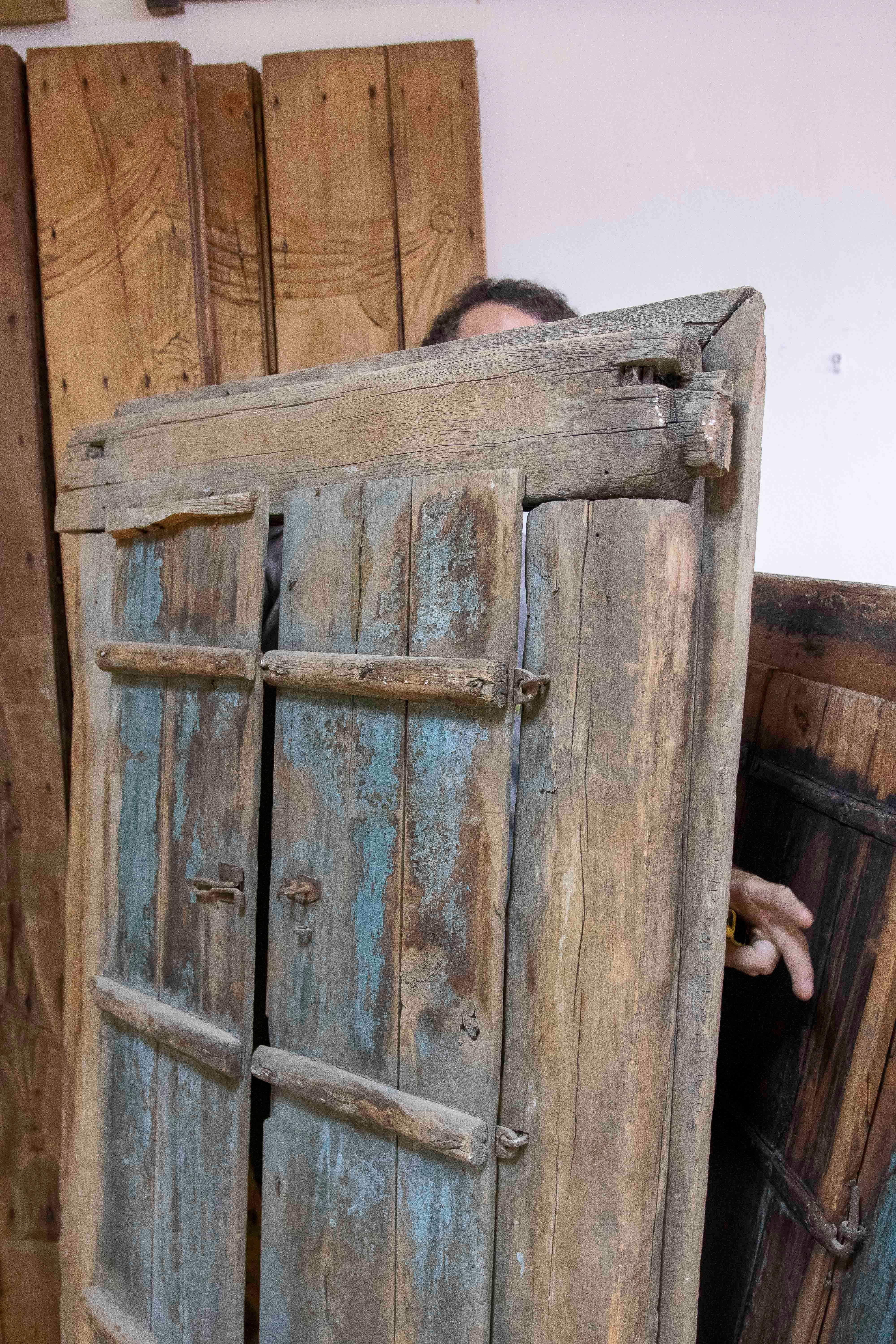 Ventana rústica india de madera con adornos de hierro en venta 14