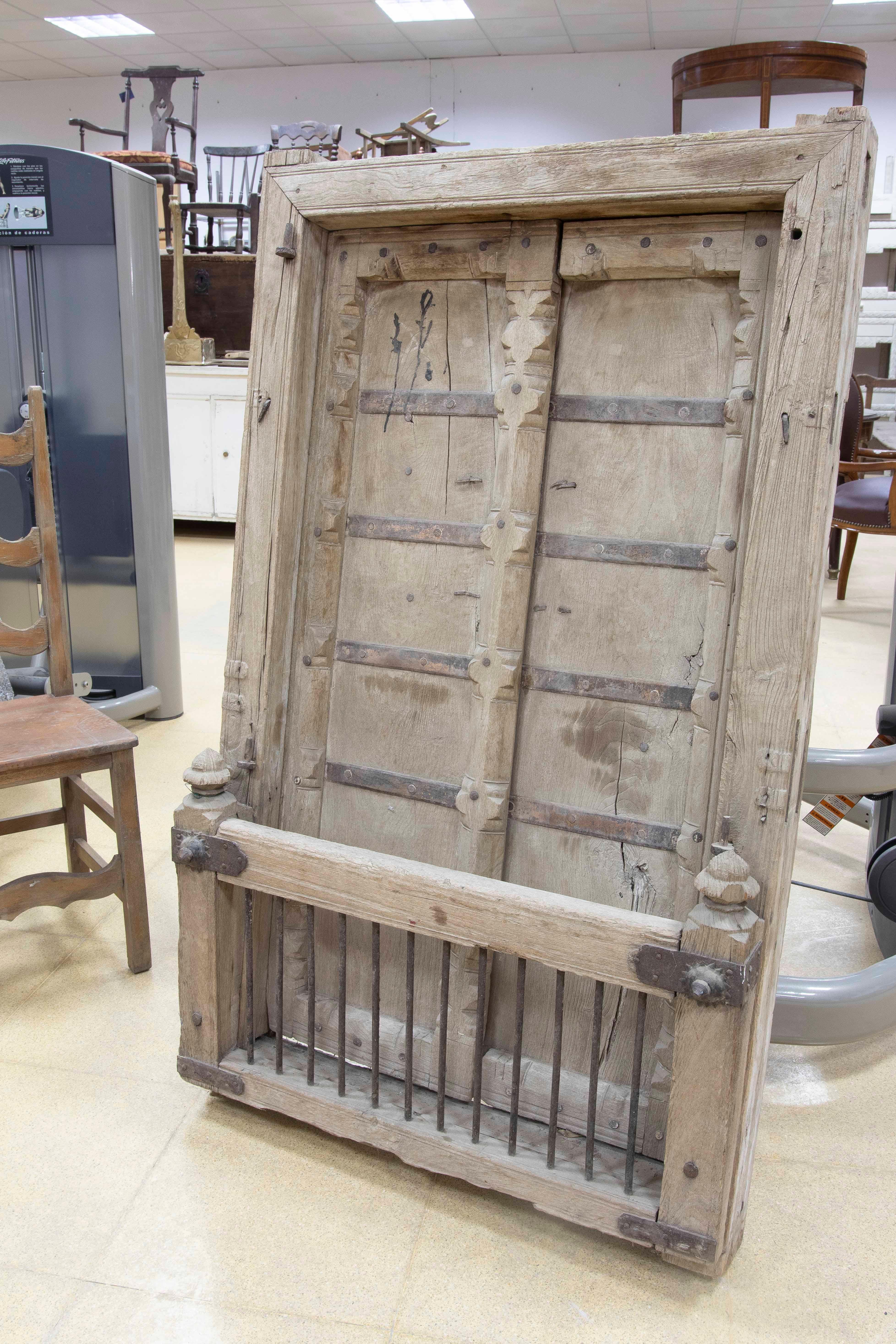 Ventana rústica india de madera con adornos de hierro 