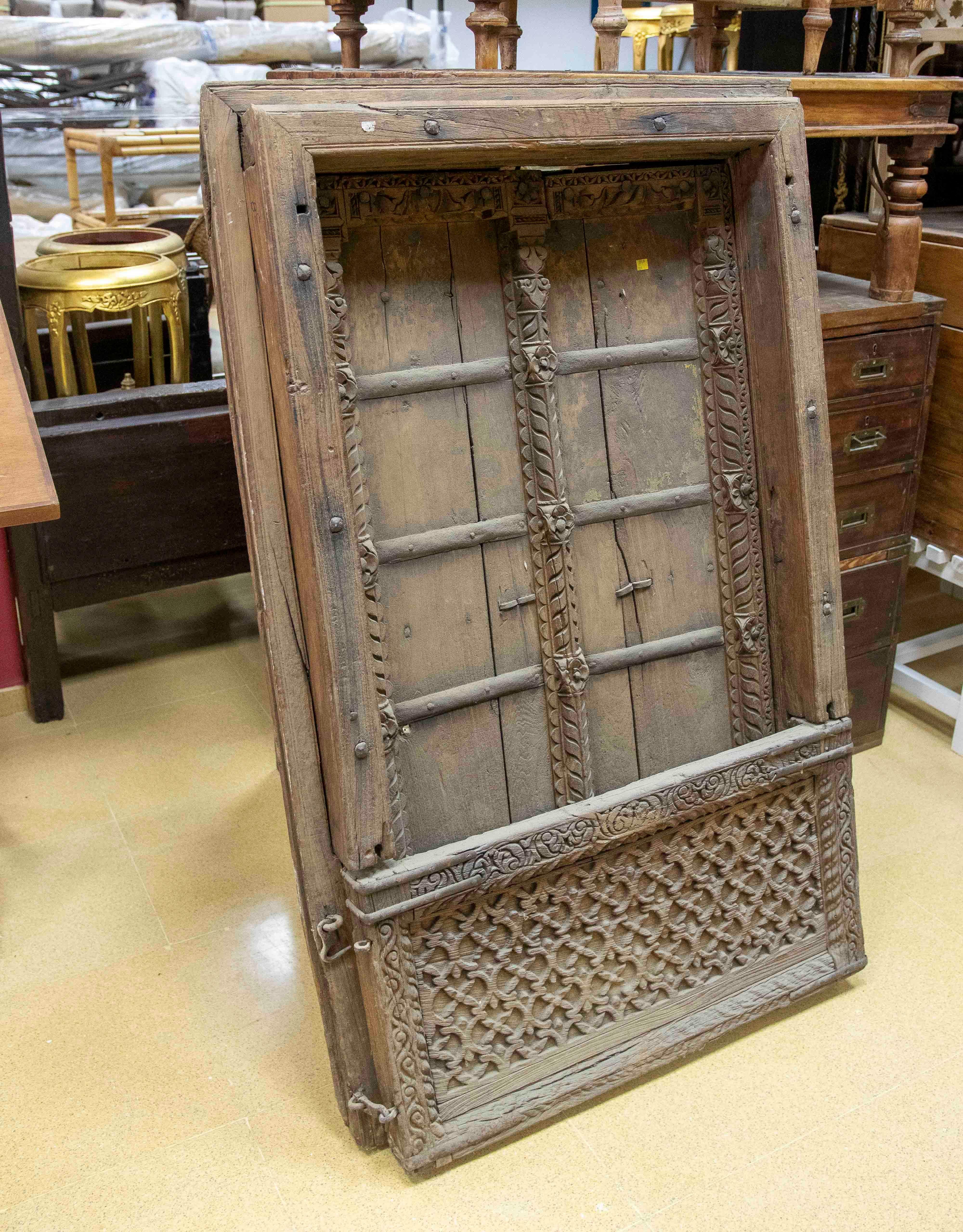20ième siècle Vitrail indien rustique avec décorations en fer en vente