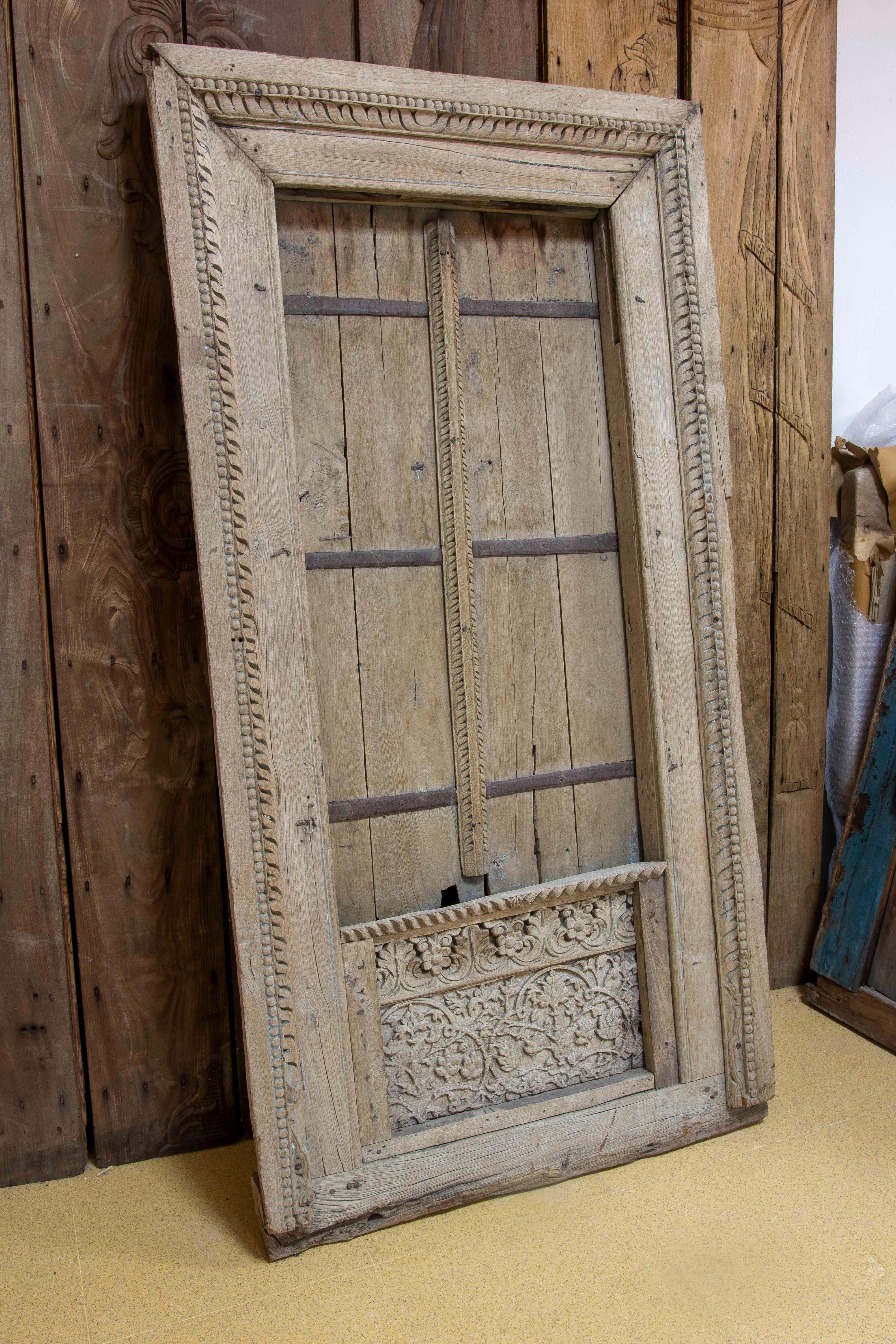 Ventana rústica india de madera con adornos de hierro en Bueno estado para la venta en Marbella, ES