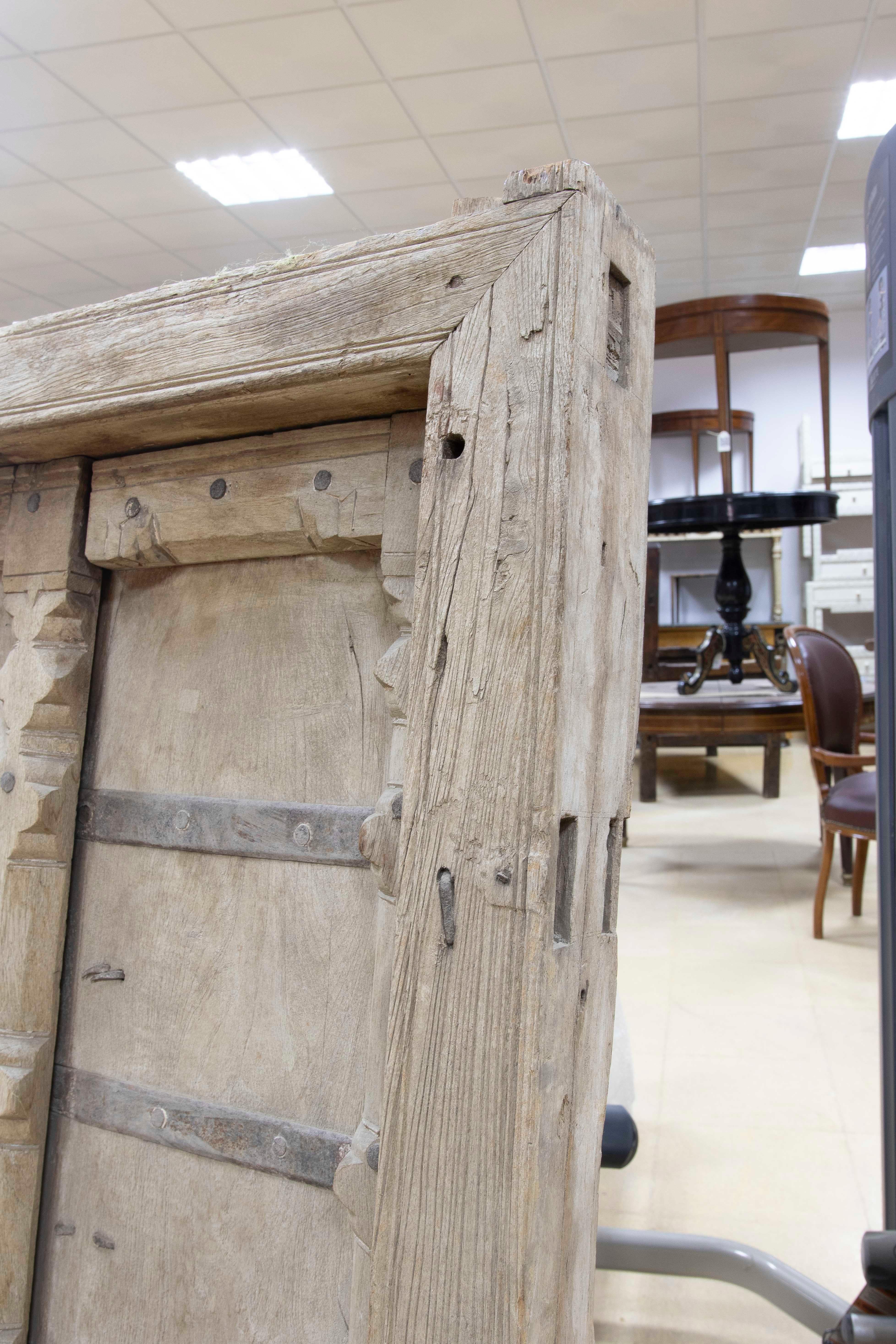 Ventana rústica india de madera con adornos de hierro Indio en venta