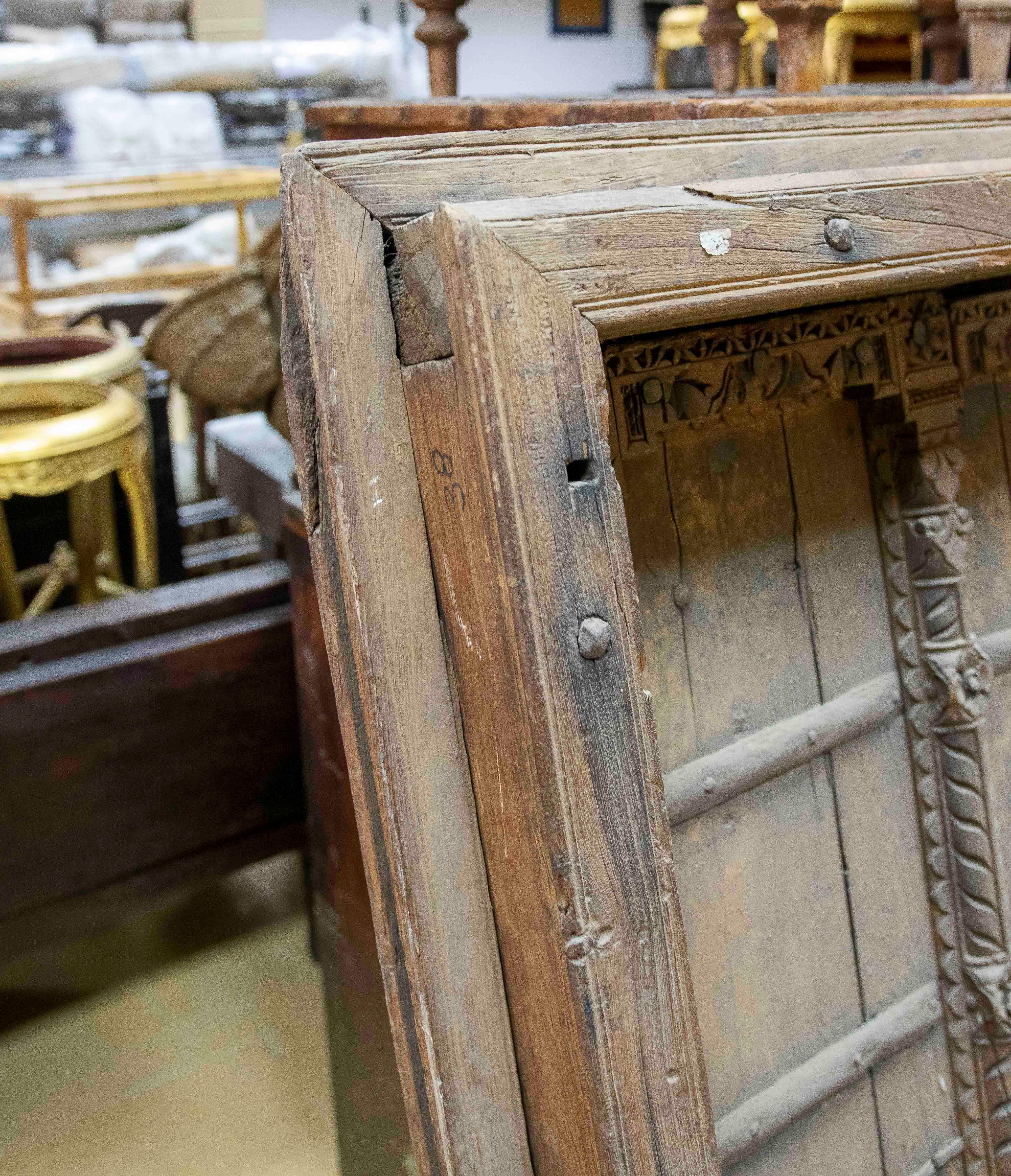 Bois Vitrail indien rustique avec décorations en fer en vente