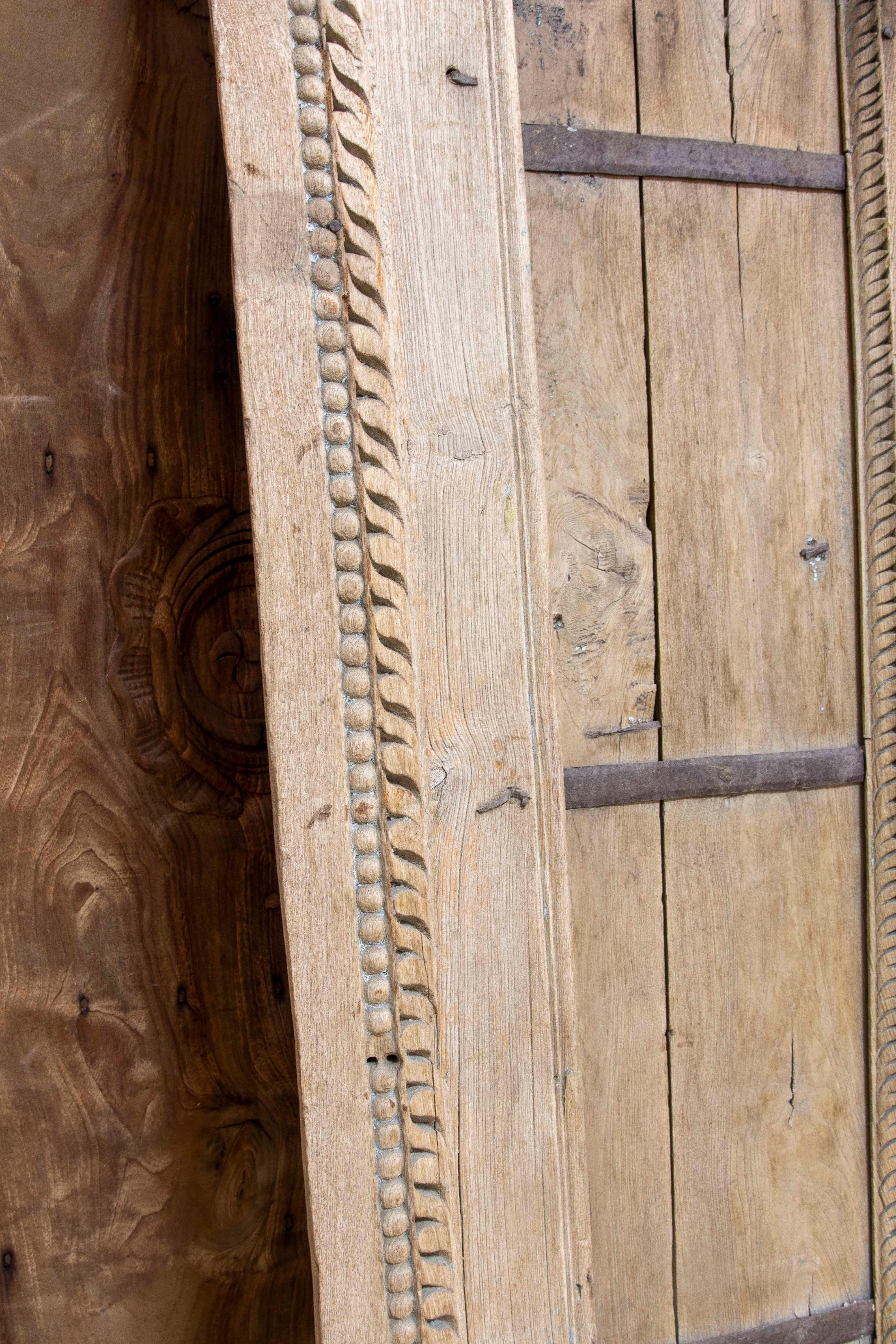 Ventana rústica india de madera con adornos de hierro siglo XX en venta