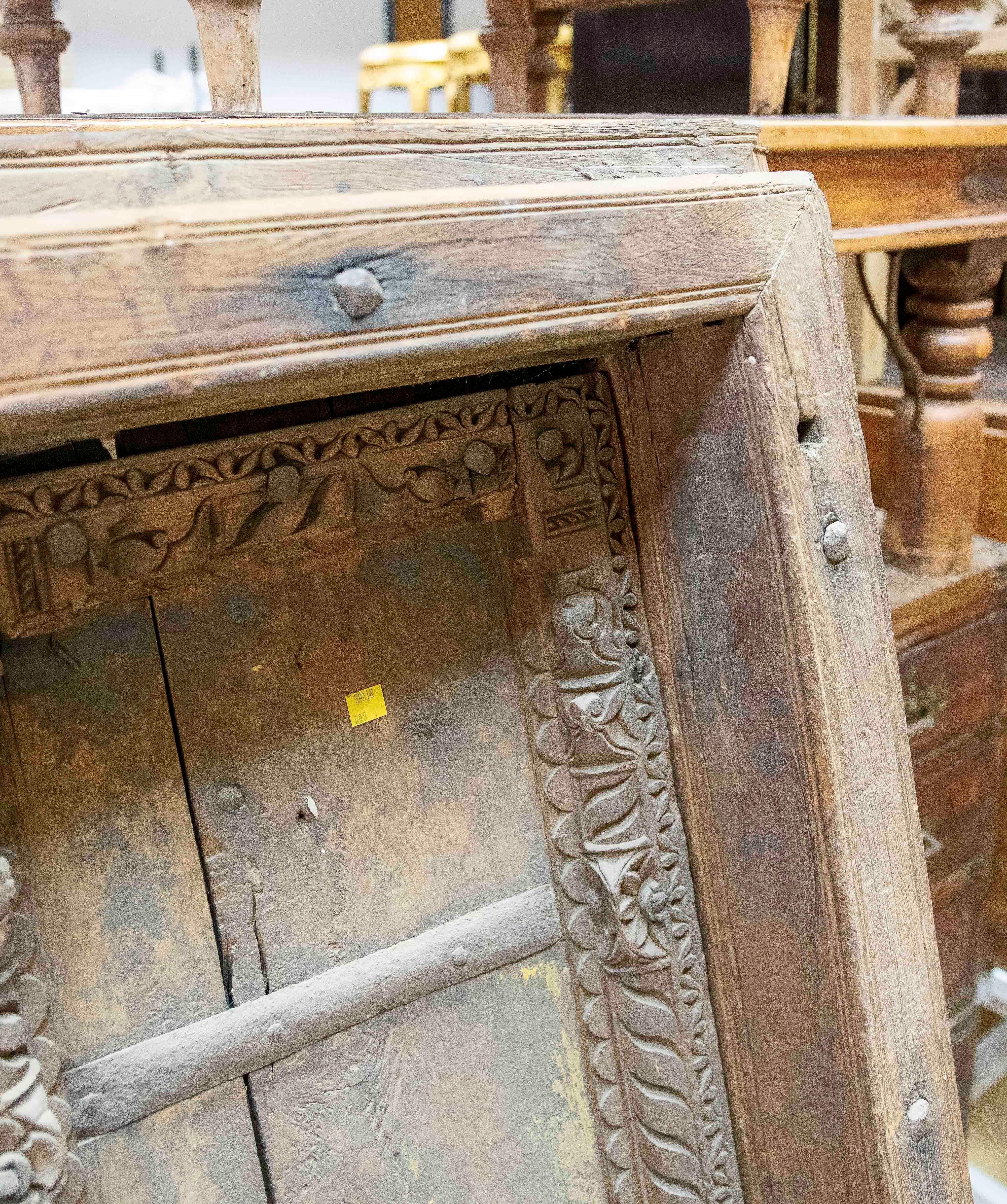 Vitrail indien rustique avec décorations en fer en vente 1