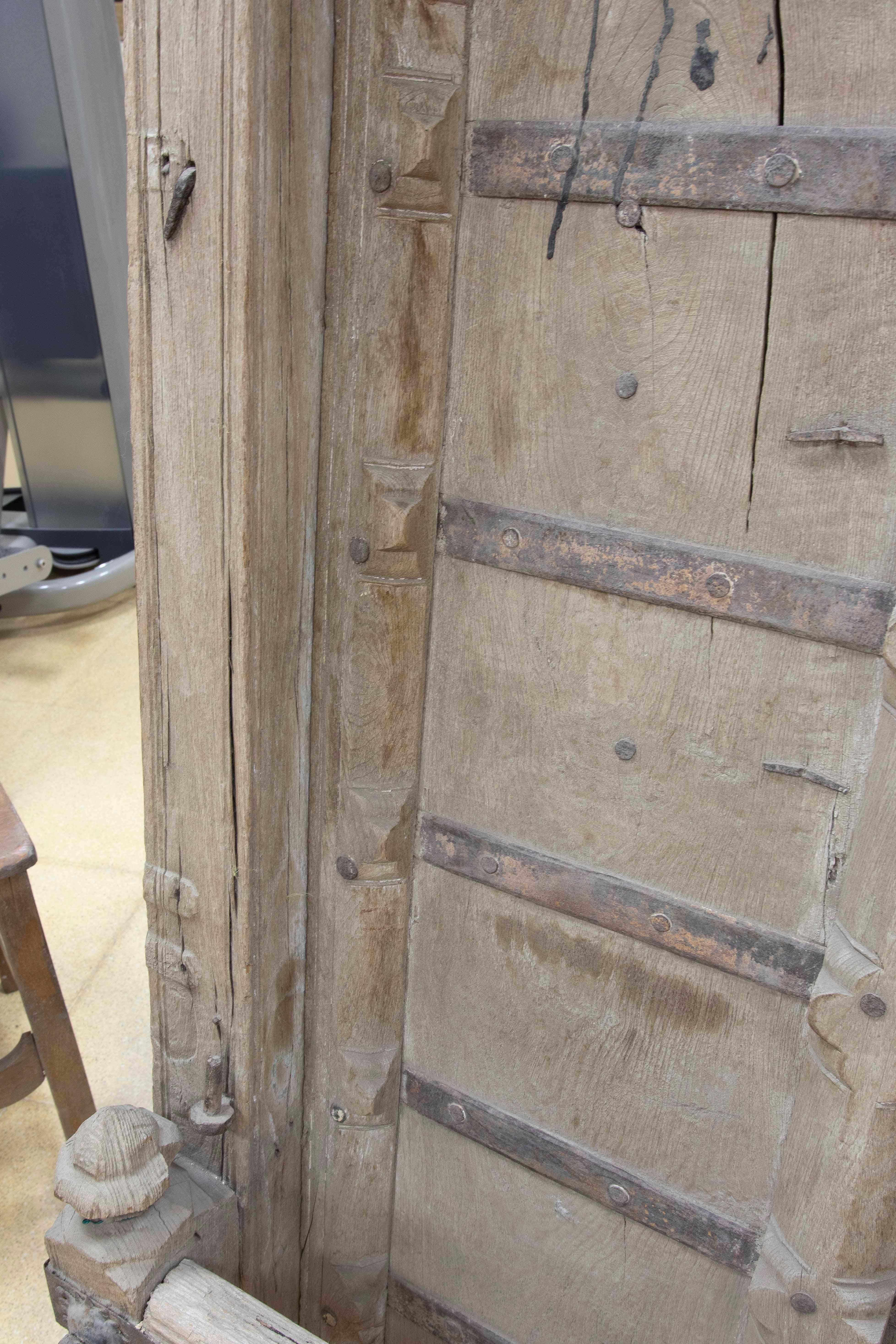 Ventana rústica india de madera con adornos de hierro siglo XX en venta