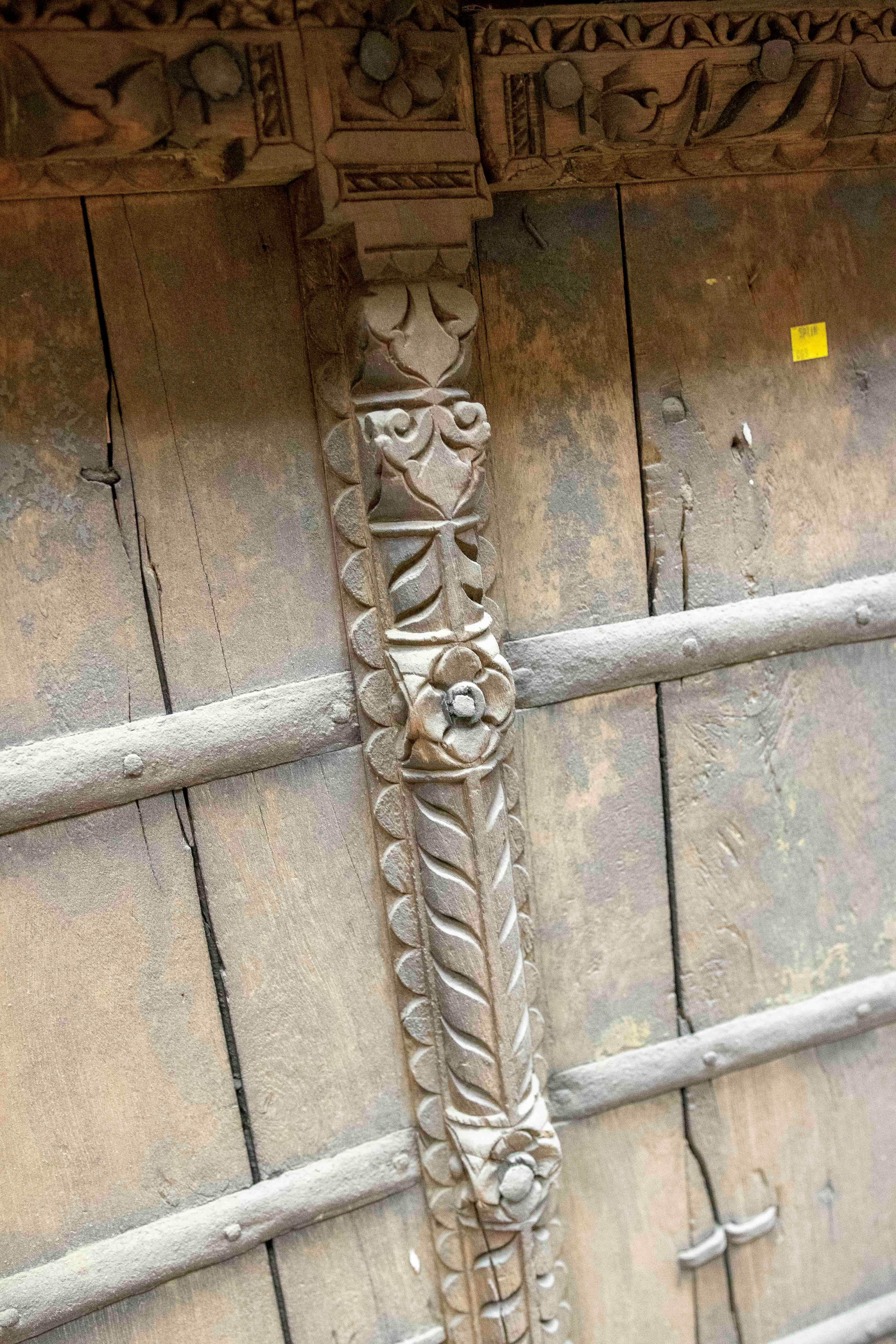 Vitrail indien rustique avec décorations en fer en vente 2