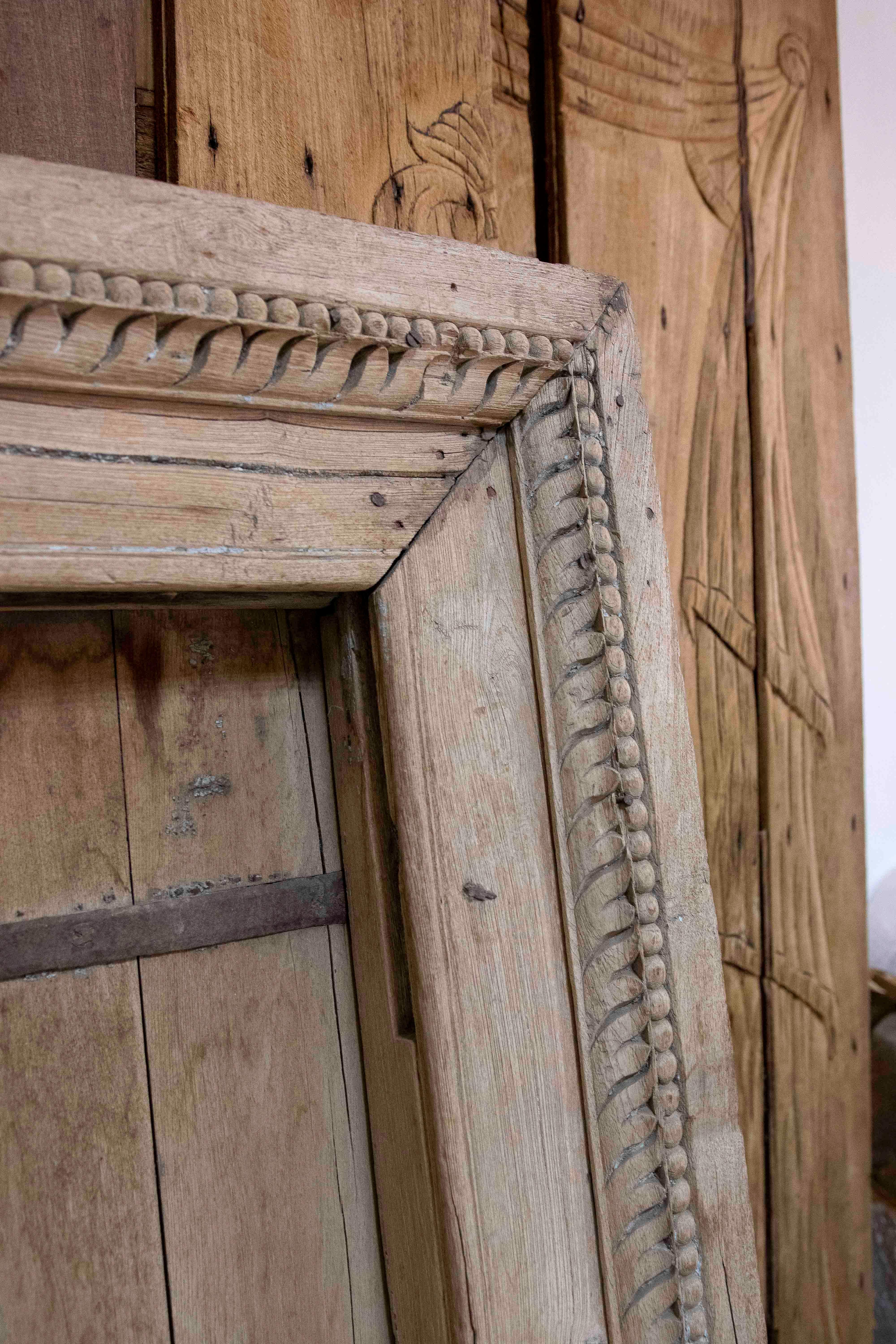 Ventana rústica india de madera con adornos de hierro en venta 1