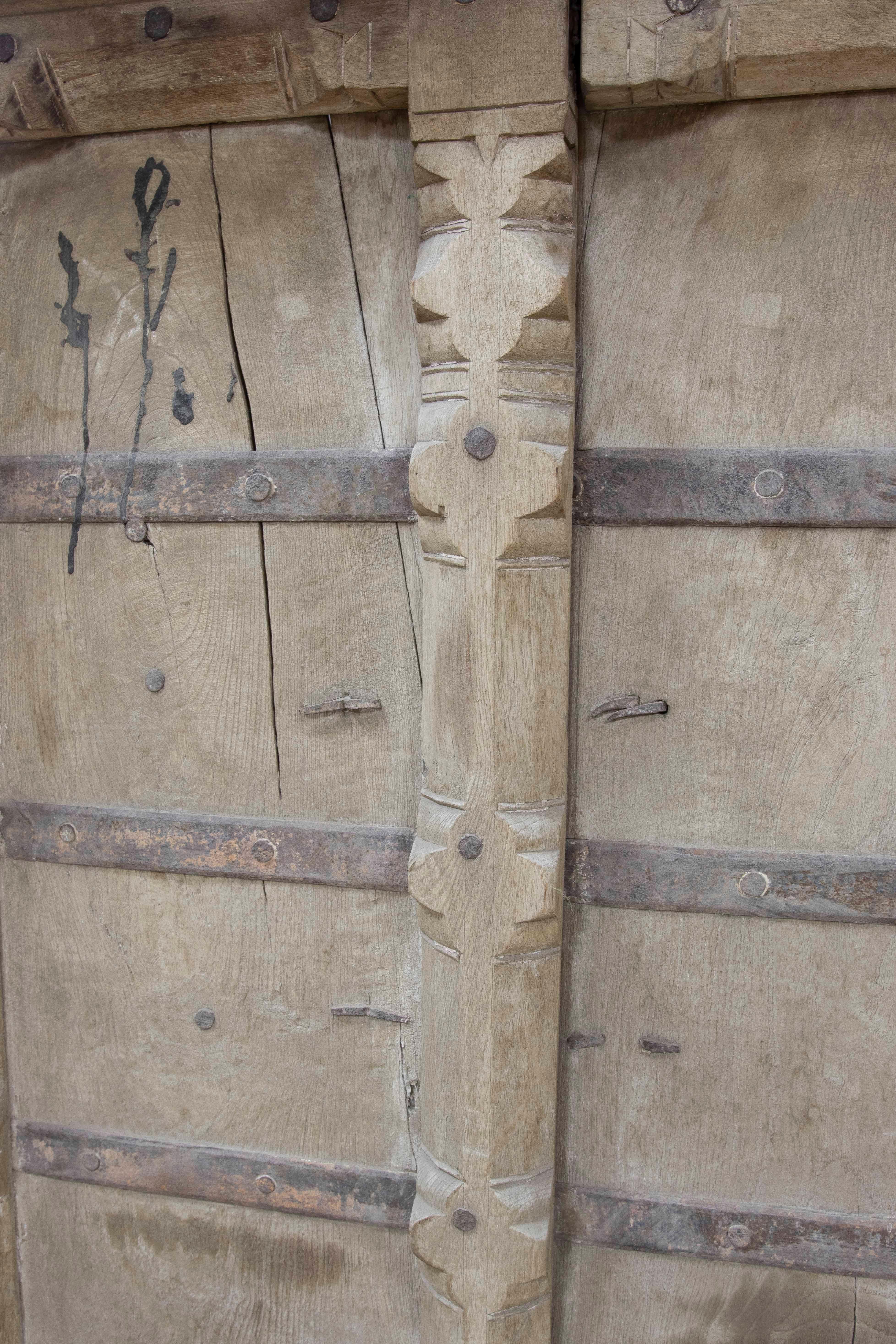 Ventana rústica india de madera con adornos de hierro Hierro en venta