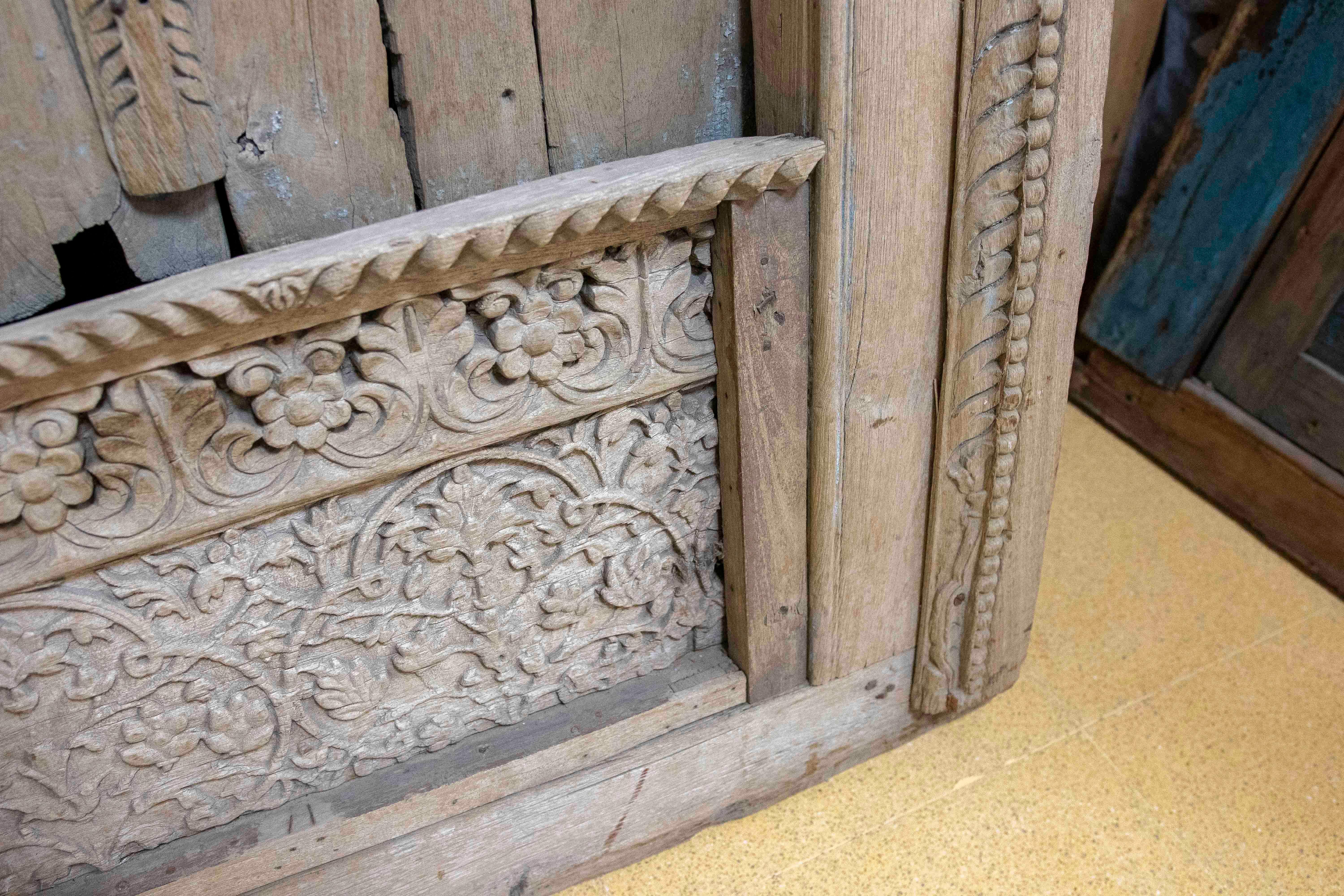 Ventana rústica india de madera con adornos de hierro en venta 2