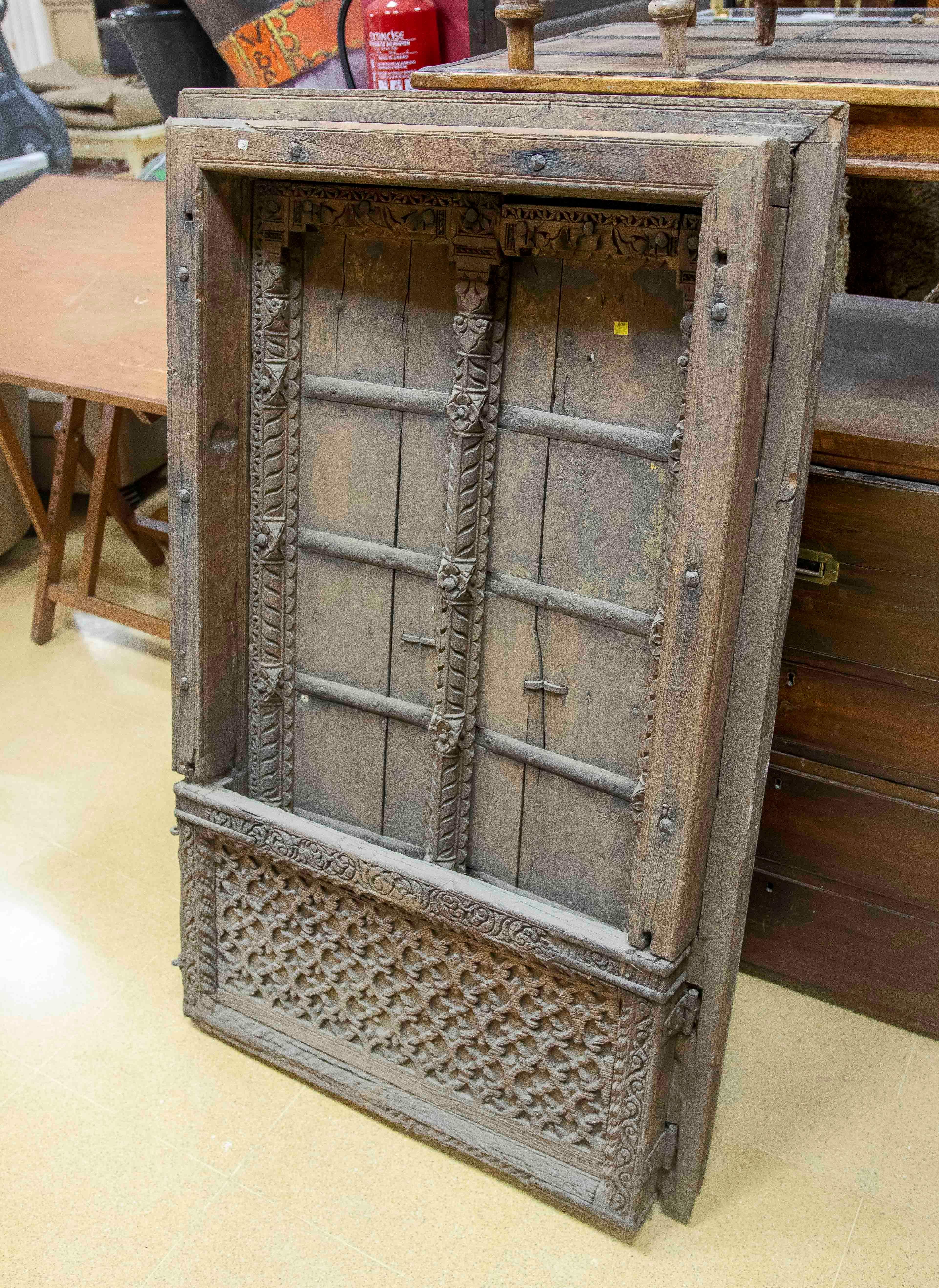 Vitrail indien rustique avec décorations en fer en vente 4