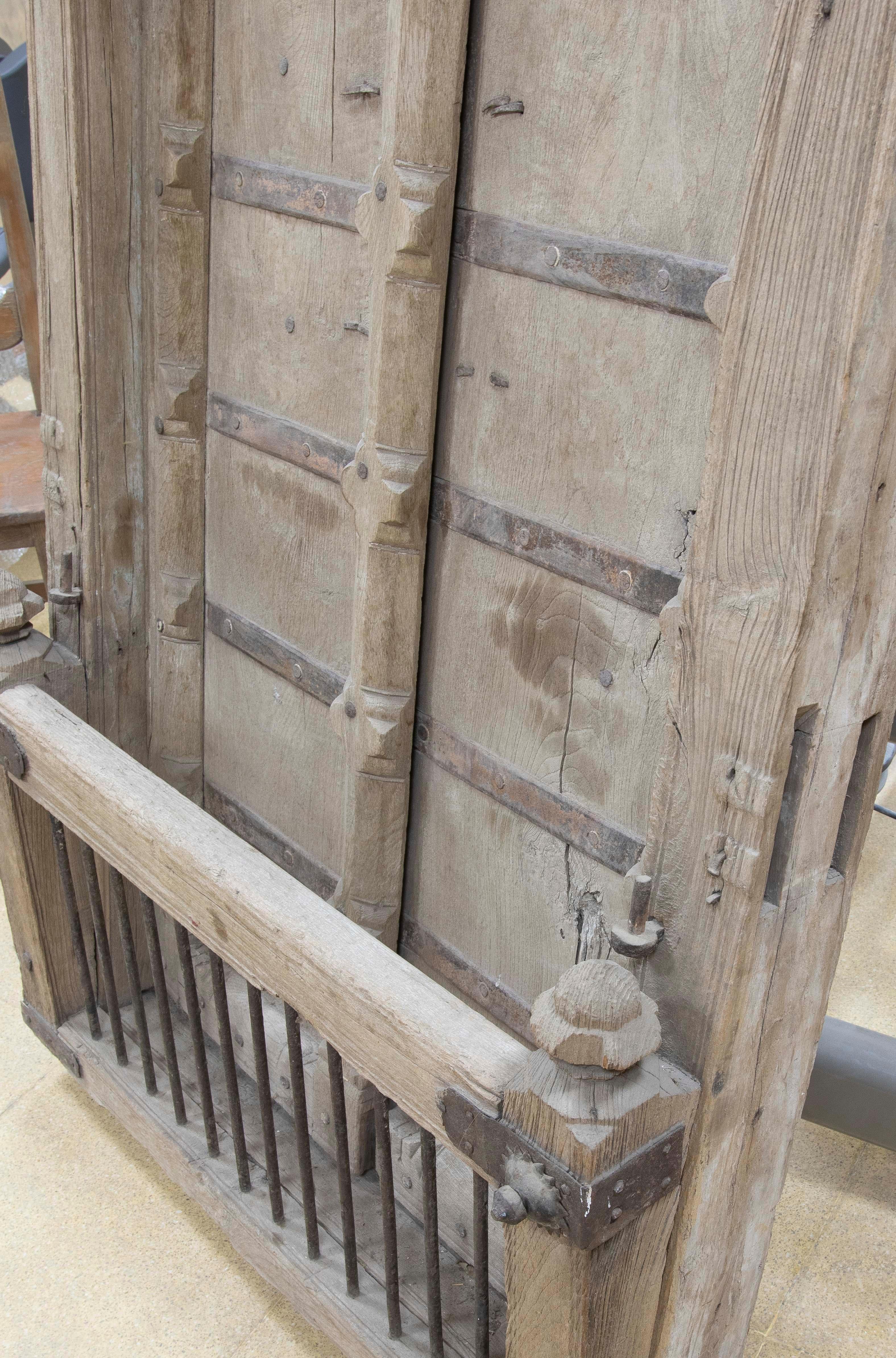 Ventana rústica india de madera con adornos de hierro en venta 2
