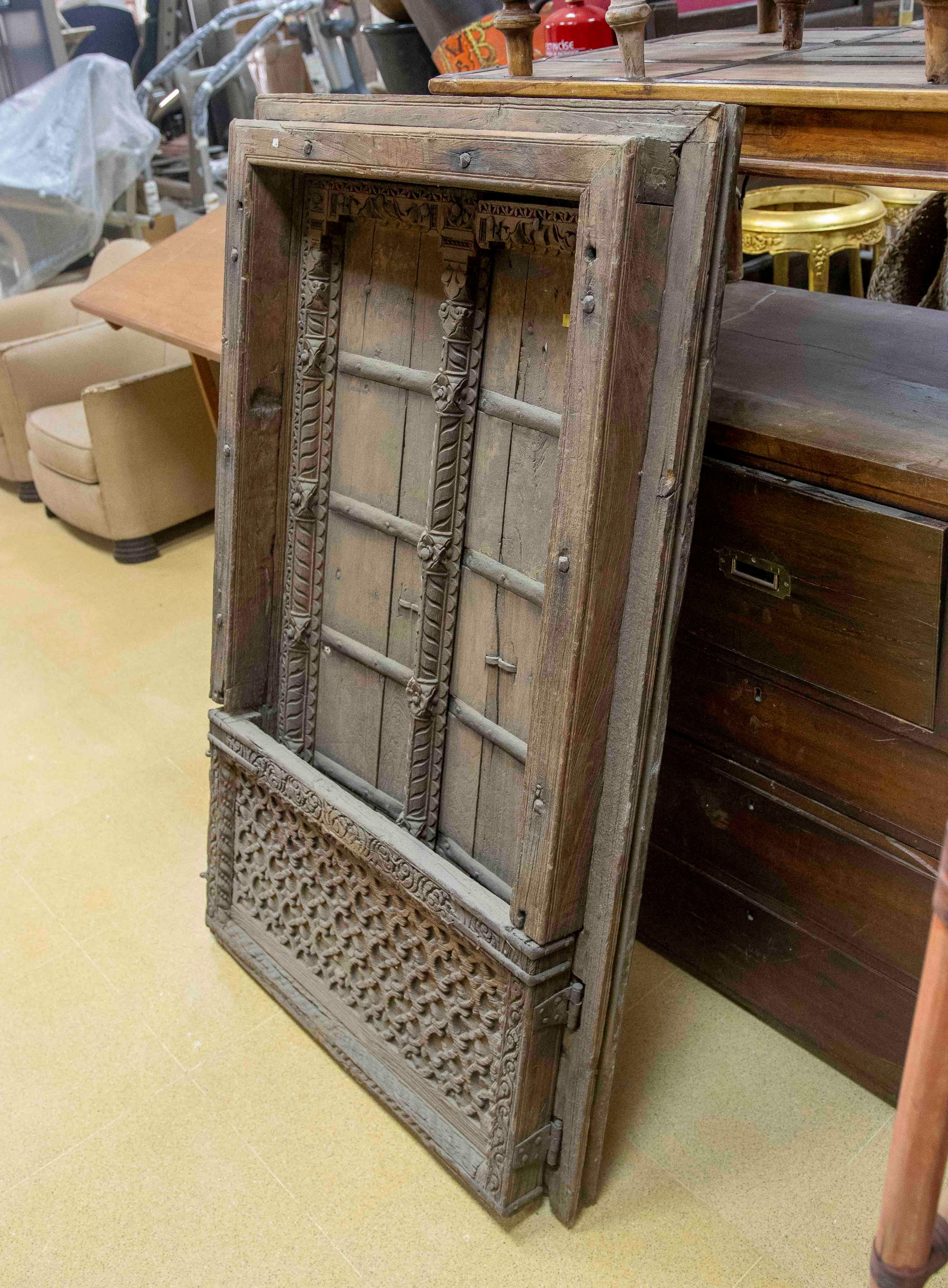 Vitrail indien rustique avec décorations en fer en vente 5