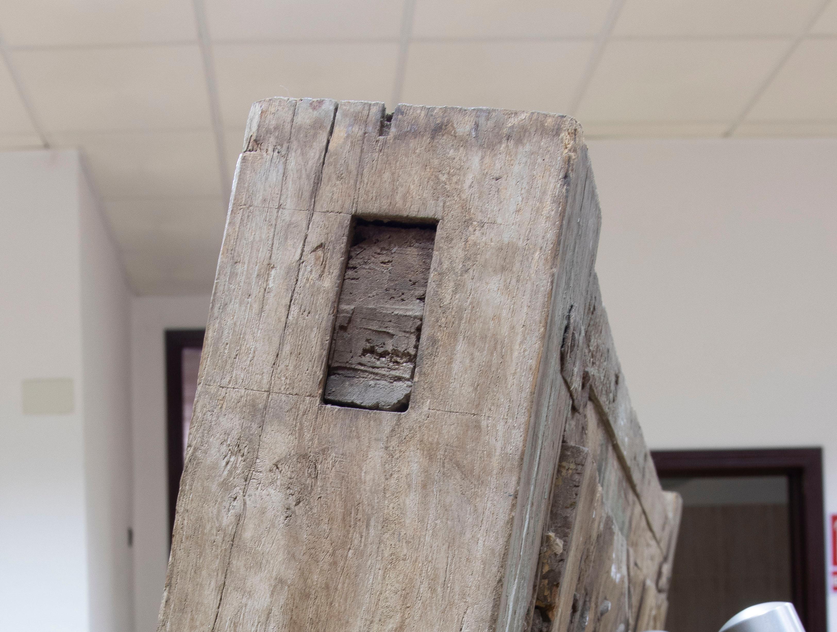 Ventana rústica india de madera con adornos de hierro en venta 3