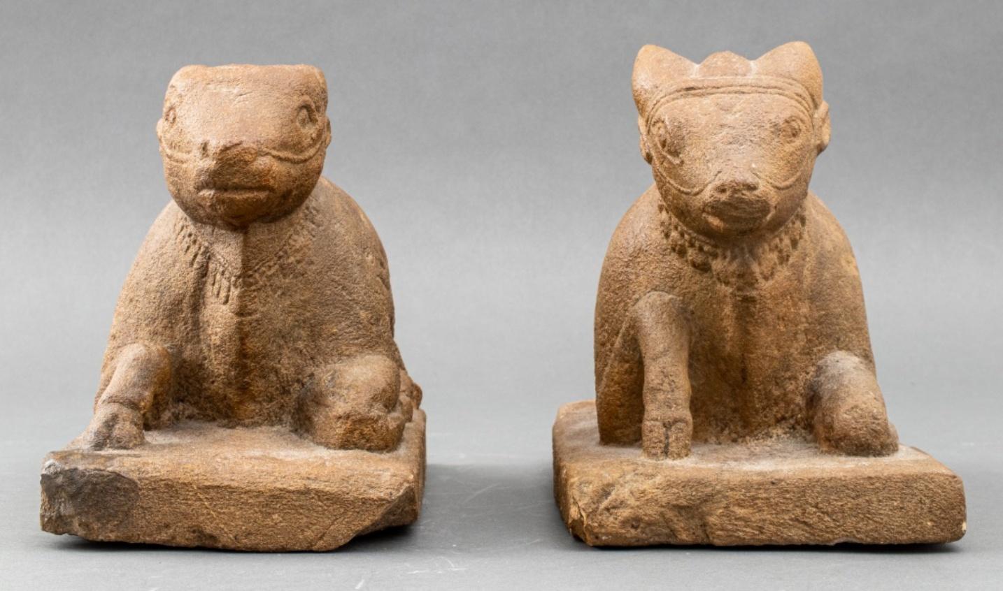 Sculptures indiennes en pierre représentant une vache / un taureau / un bœuf couché, Nandi, ou Vrishabha, le vahana ou véhicule du dieu Shiva, équipé de selles, de brides et de coiffes sur le front / la région du troisième œil, sur des bases