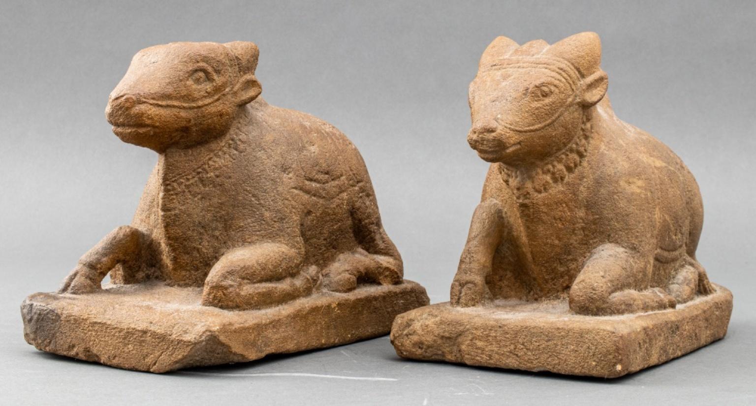 Indische Nandi-Skulpturen aus Sandstein, Paar (Archaistisch) im Angebot