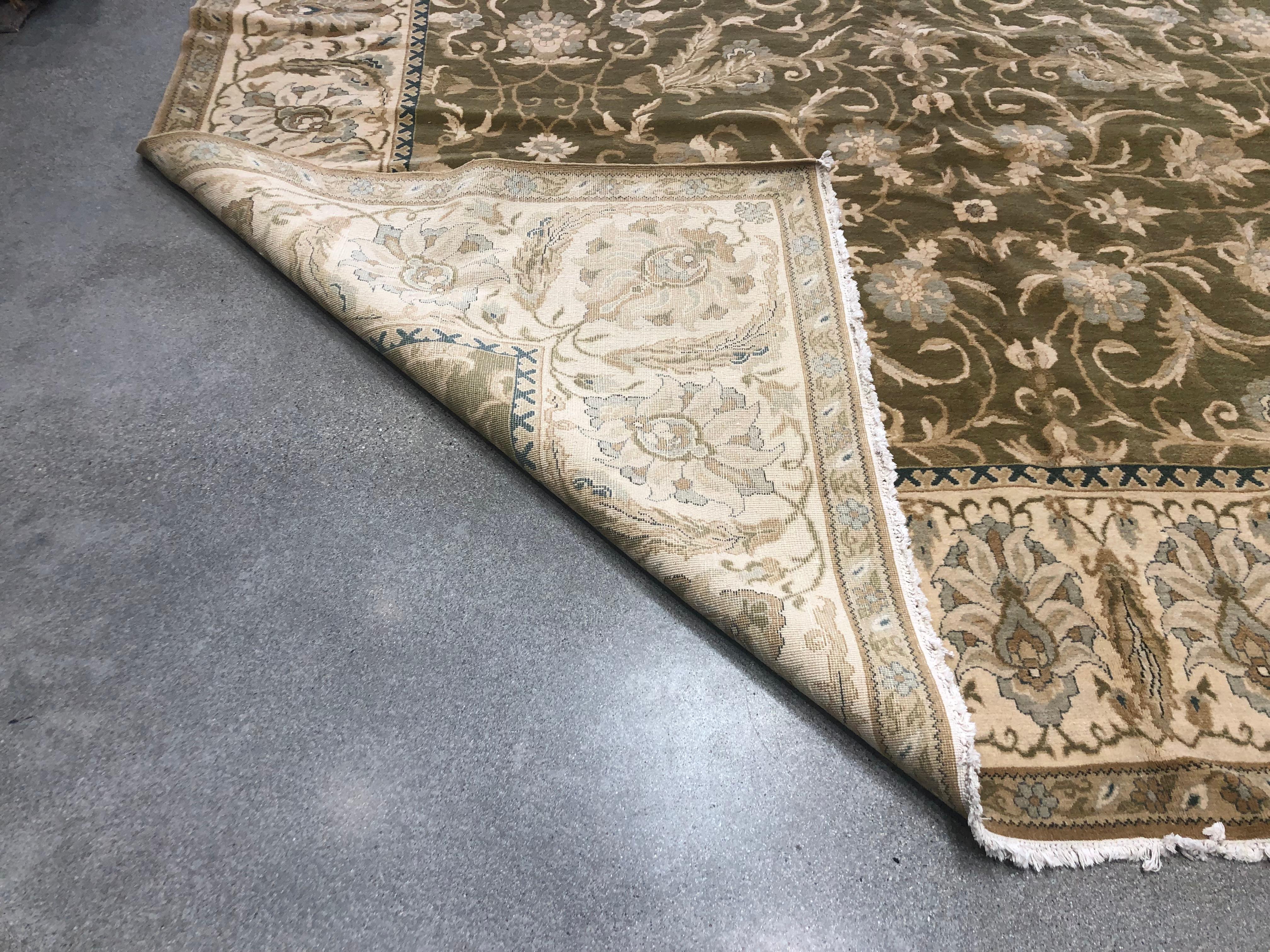 Tapis indien de style Savonnerie Neuf - En vente à Los Angeles, CA