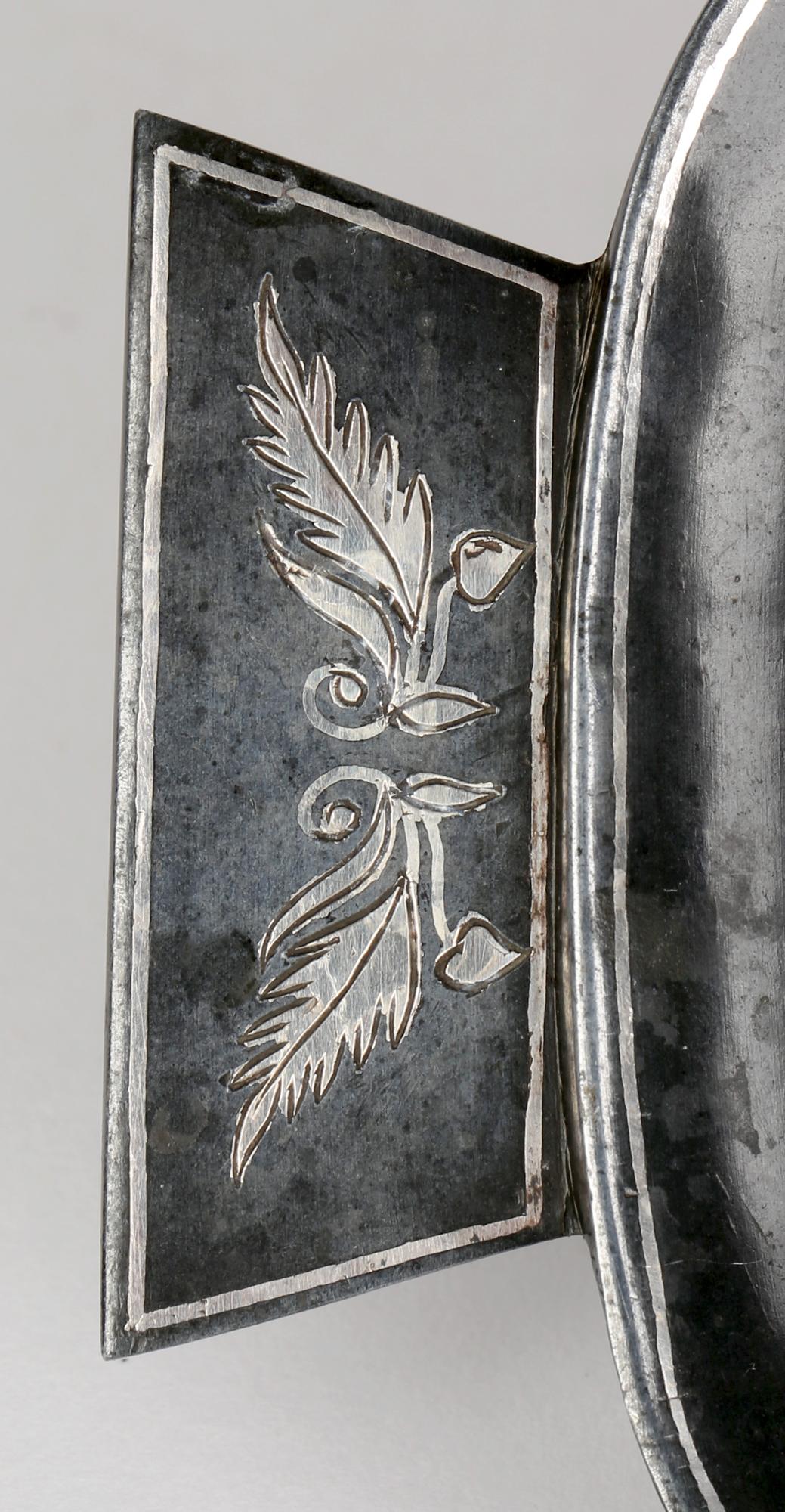 Indisches Tablett aus Silber mit Intarsien aus Silber und Metall mit zwei Griffen im Angebot 4