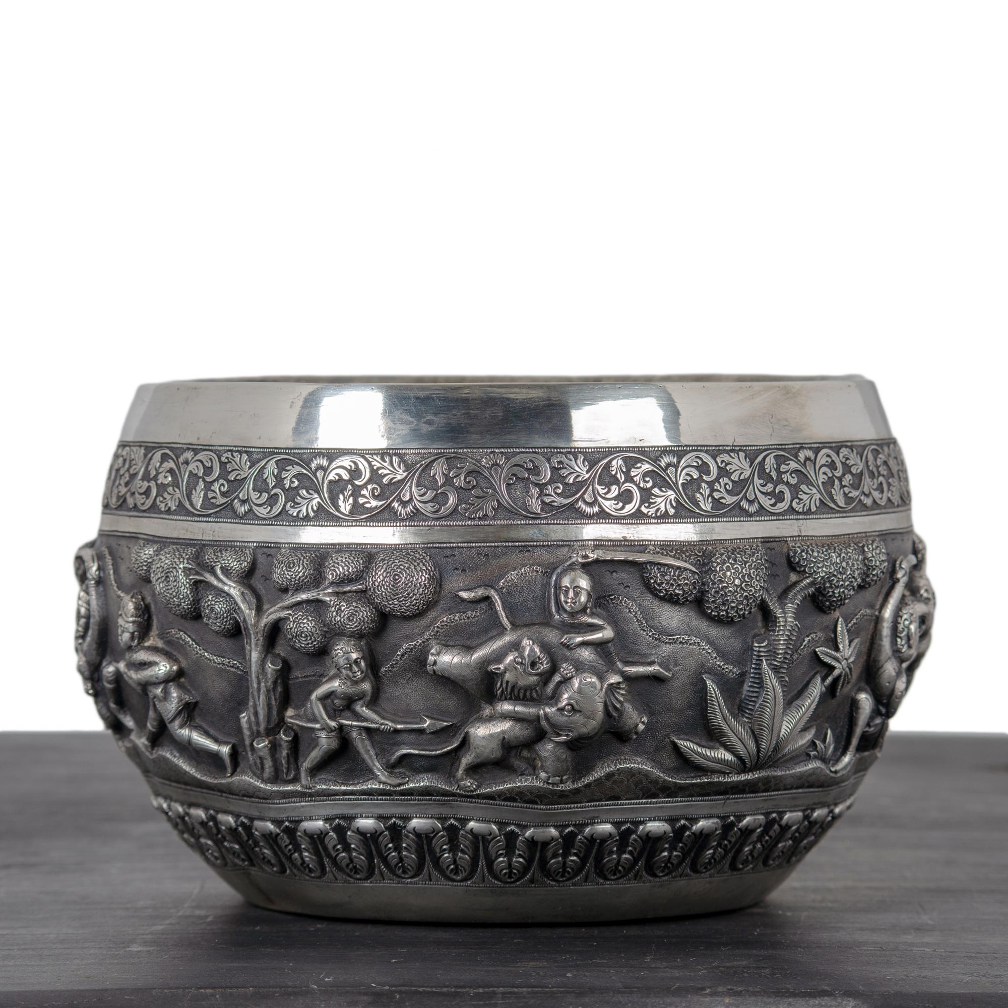 Anglo Raj Indian Silver Repoussé Hunting Bowl, Lucknow, 19th Century For Sale