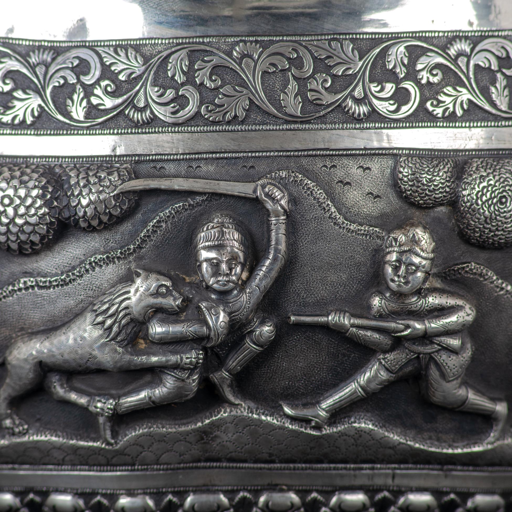 Indiano Ciotola da caccia indiana in argento repoussé, Lucknow, XIX secolo in vendita