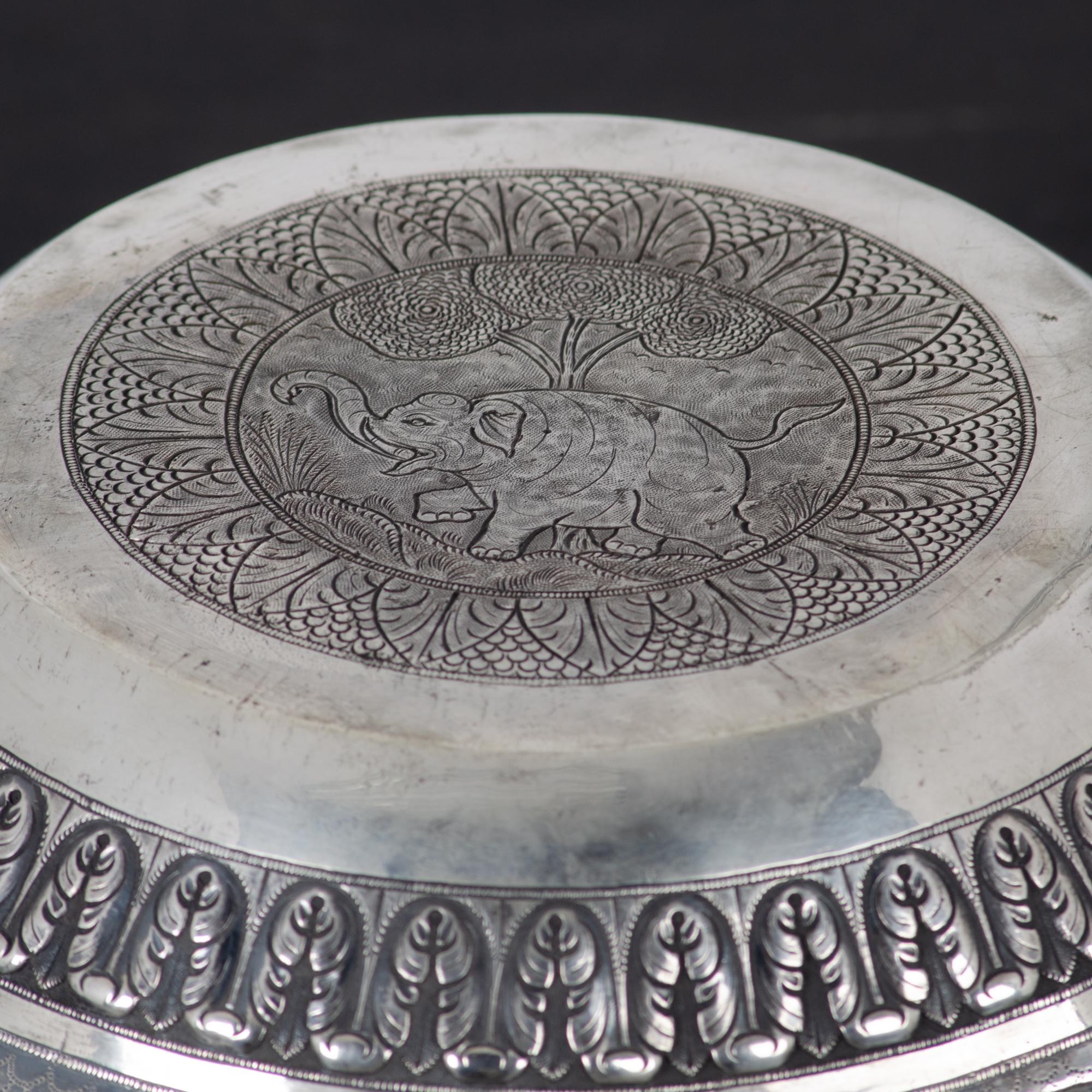 Indische Silber-Repoussé-Jagdschale, Lucknow, 19. Jahrhundert im Angebot 1