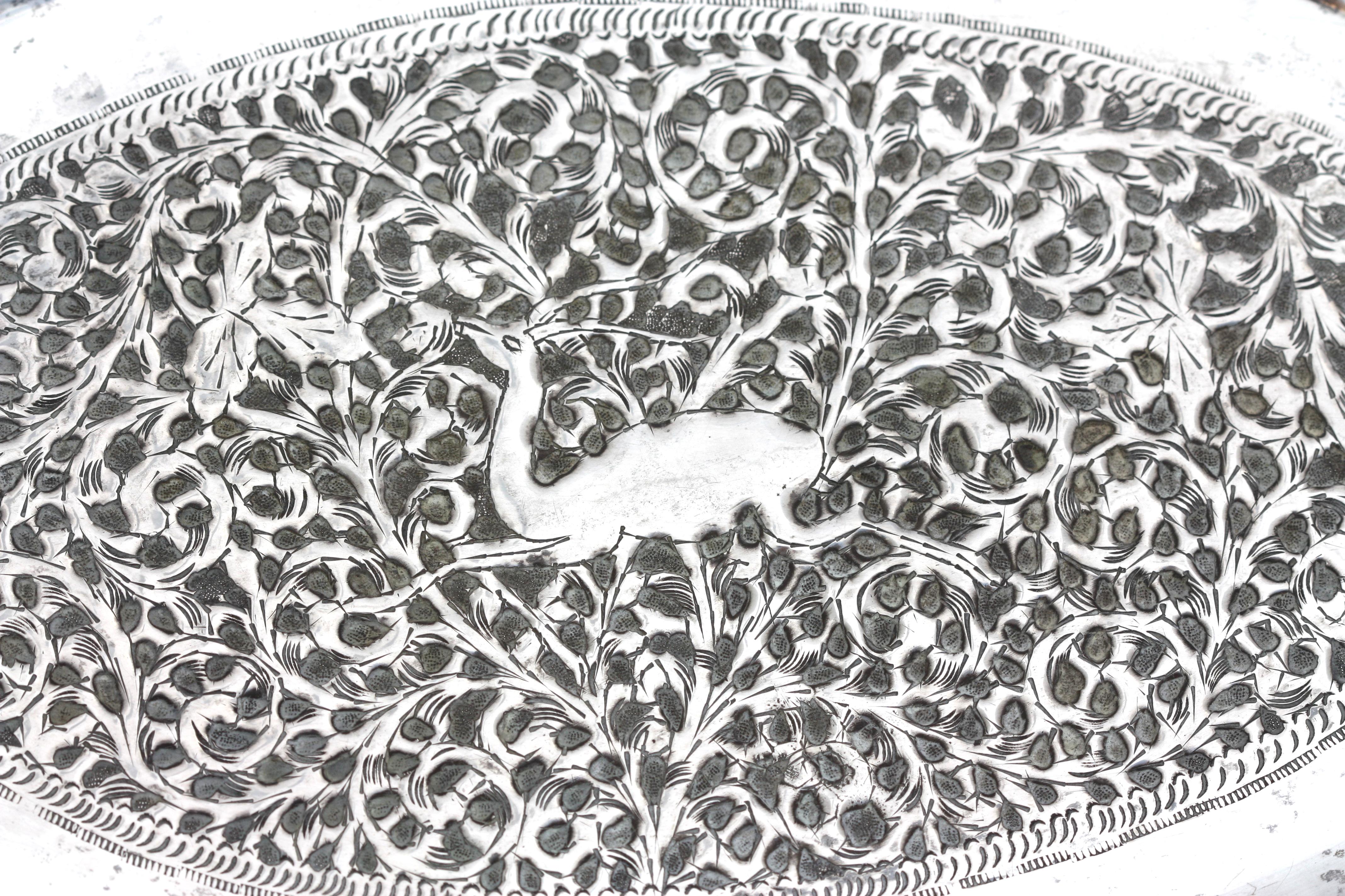 
Indisches Silber-Tablett
Unmarkiert. Das ovale Tablett mit einer Aussparung in der Mitte, ziseliert mit einem springenden Hirsch inmitten von Allover-Blättern.
12,75 x 7,75 Zoll, 10,1 Feinunzen.
Condition Report
Guter Zustand