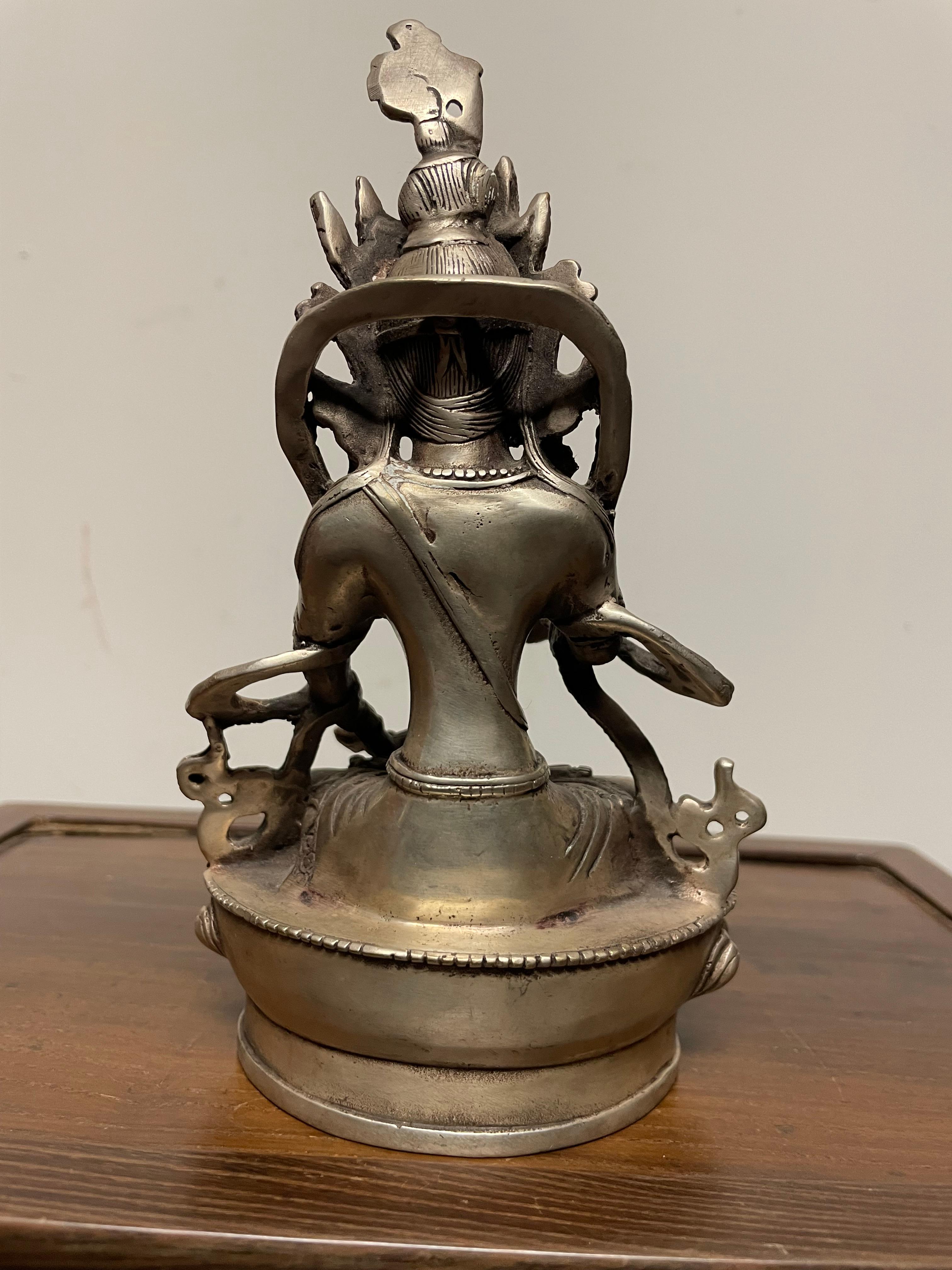 Indische versilberte Bronze buddhistische Gottheit Vajradhara sitzend in Lotusposition, sitzend im Angebot 6