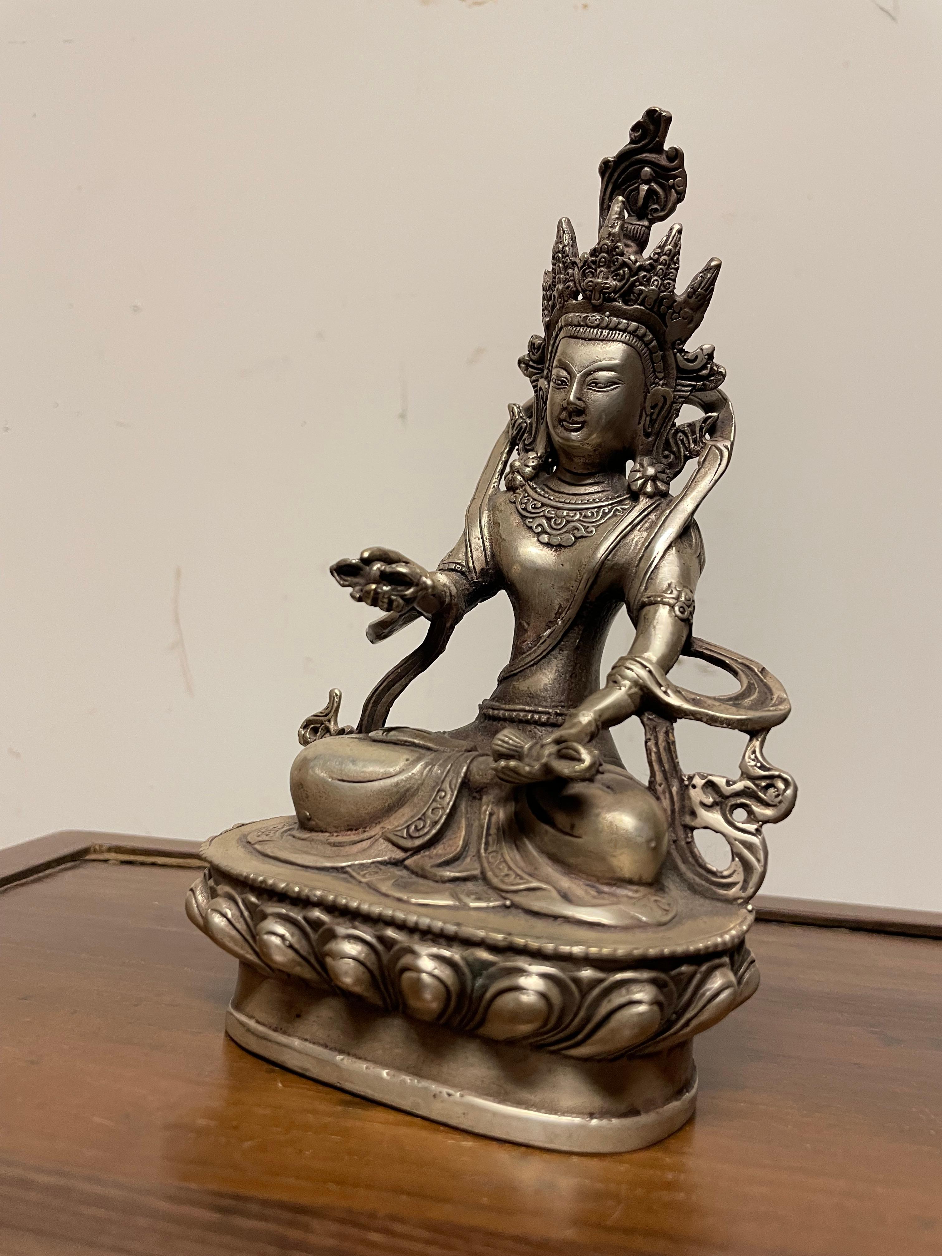 Indische versilberte Bronze buddhistische Gottheit Vajradhara sitzend in Lotusposition, sitzend im Angebot 11