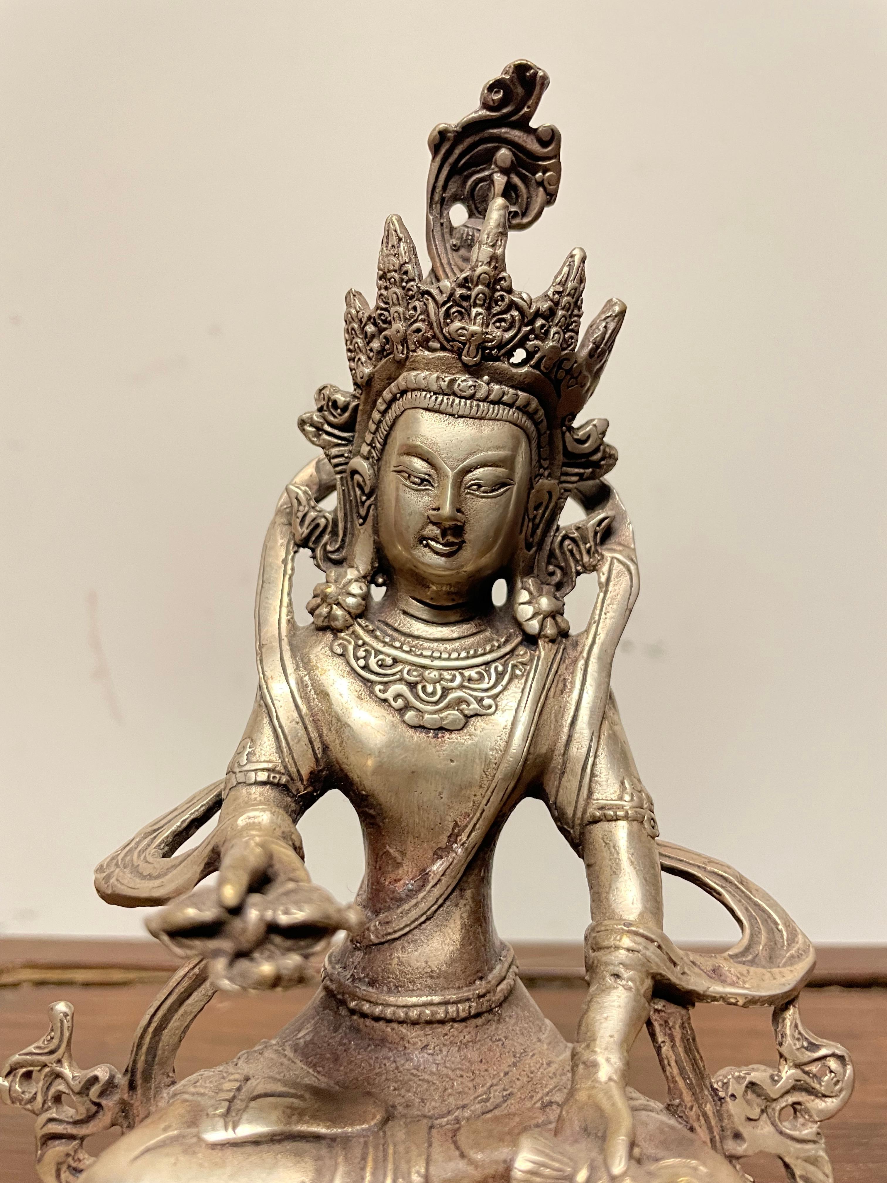 Indische versilberte Bronze buddhistische Gottheit Vajradhara sitzend in Lotusposition, sitzend im Angebot 2