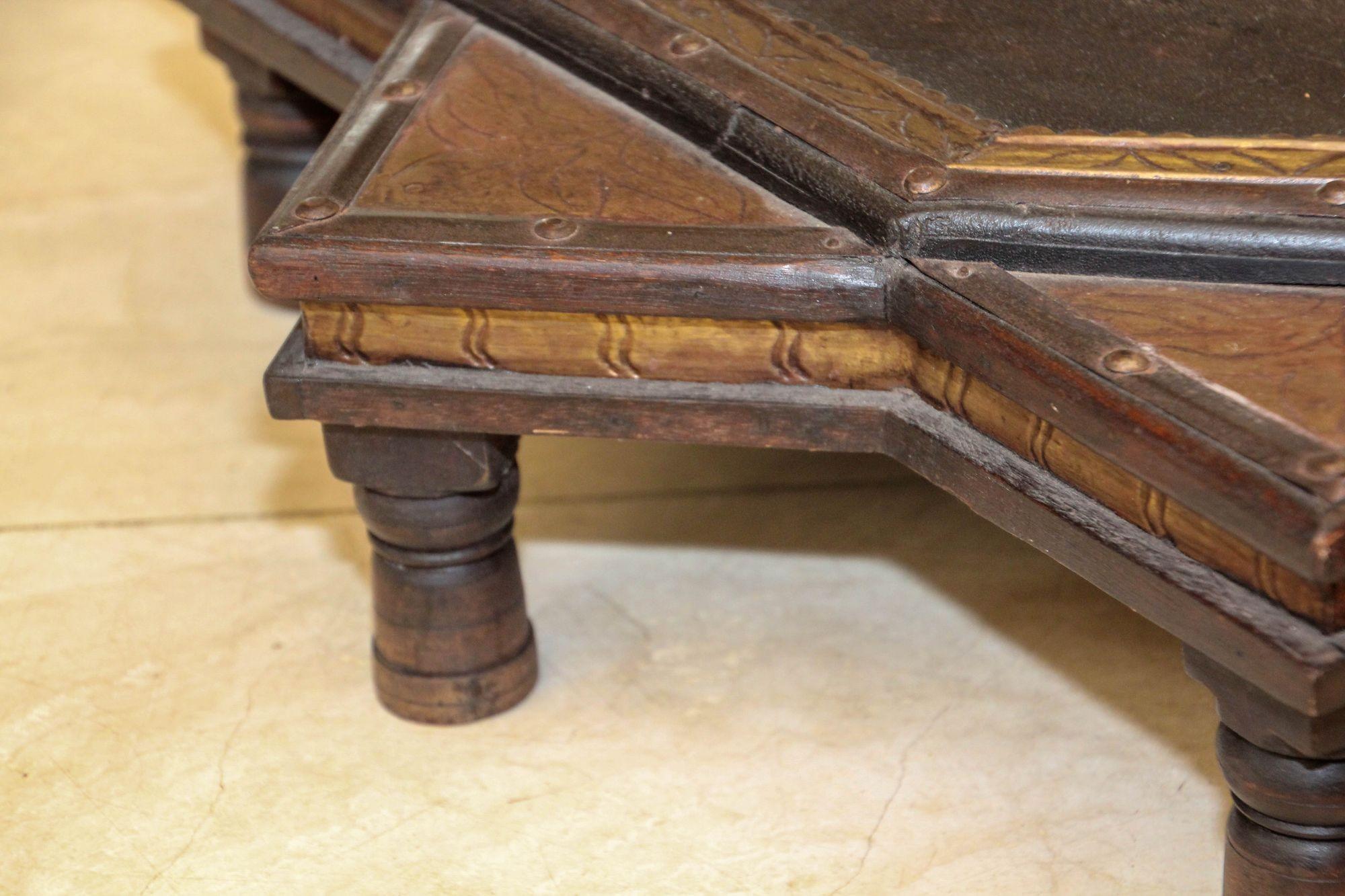 Table basse indienne en forme d'étoile en bois et laiton années 1950 en vente 3