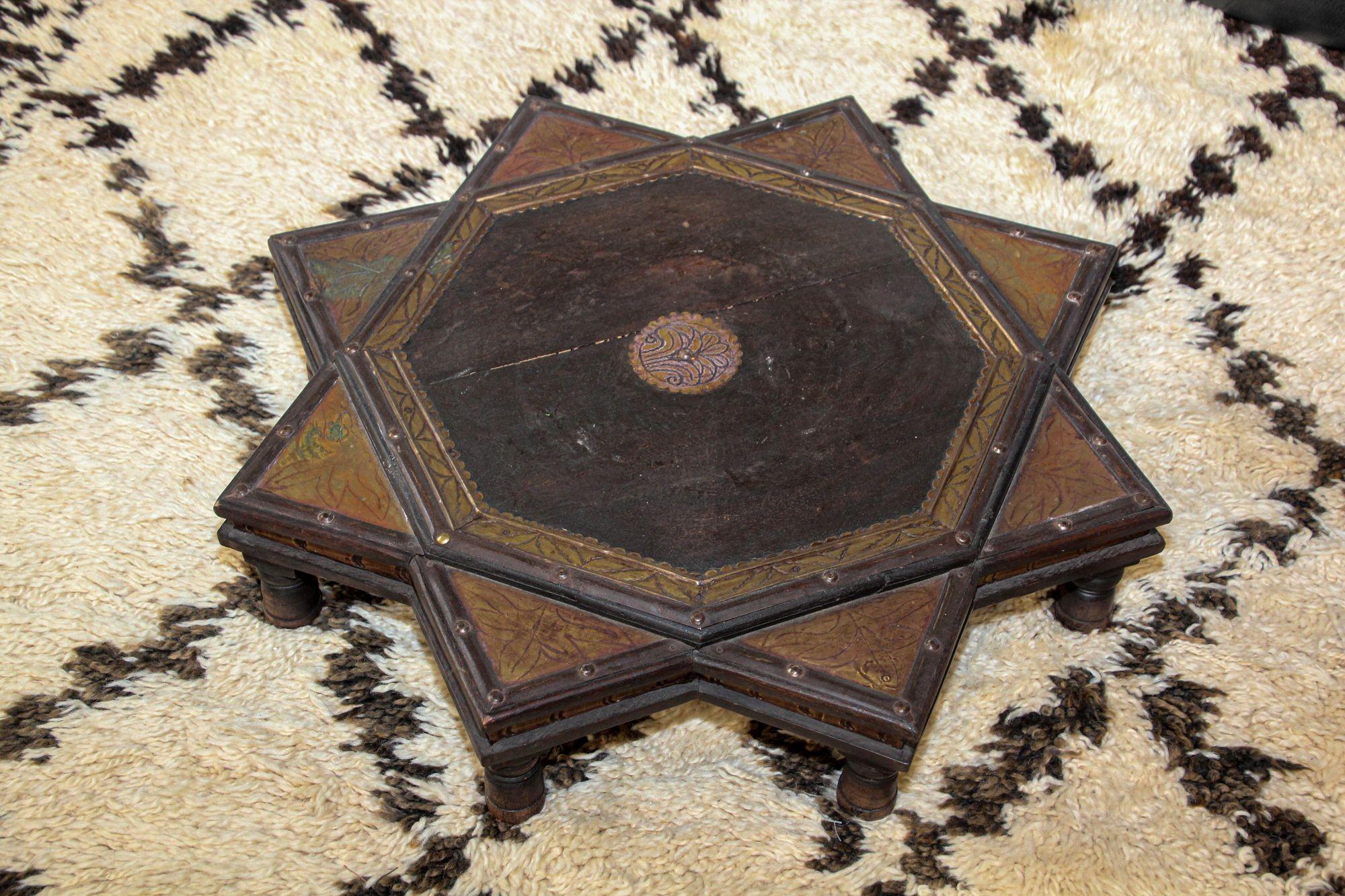 Table basse indienne en forme d'étoile en bois et laiton années 1950 en vente 6