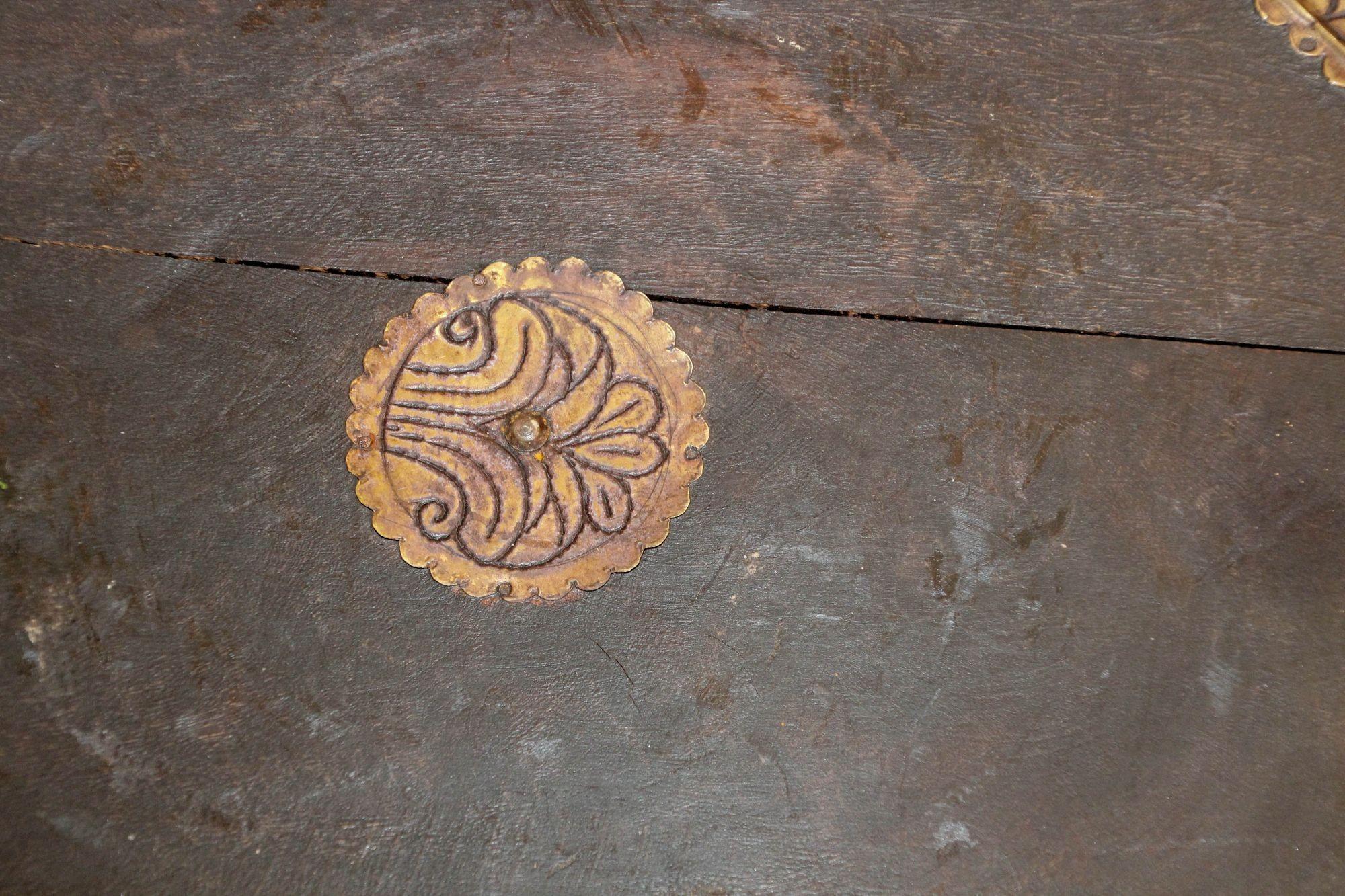 Table basse indienne en forme d'étoile en bois et laiton années 1950 en vente 7
