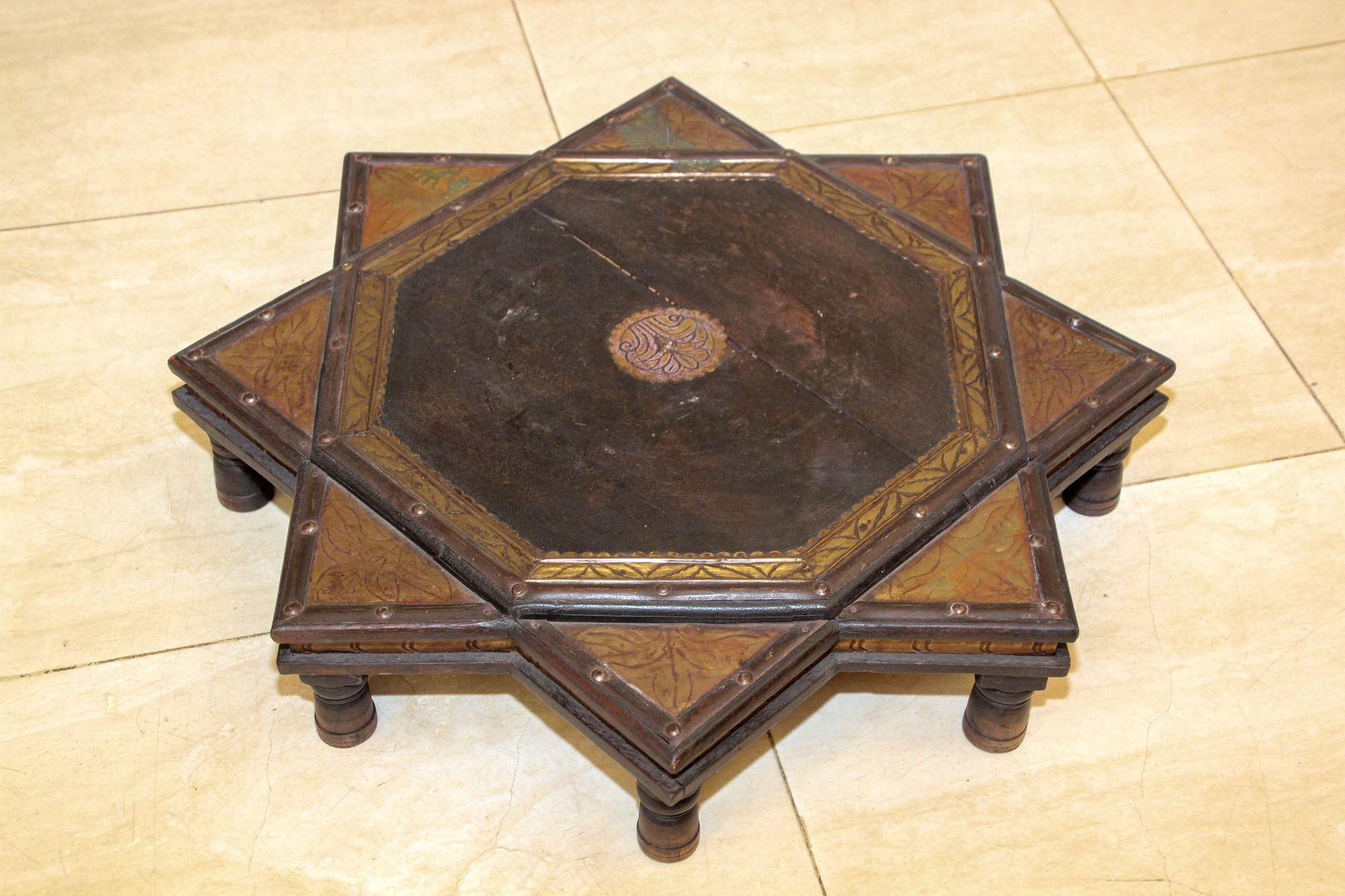 Table basse indienne en forme d'étoile en bois et laiton années 1950 en vente 8