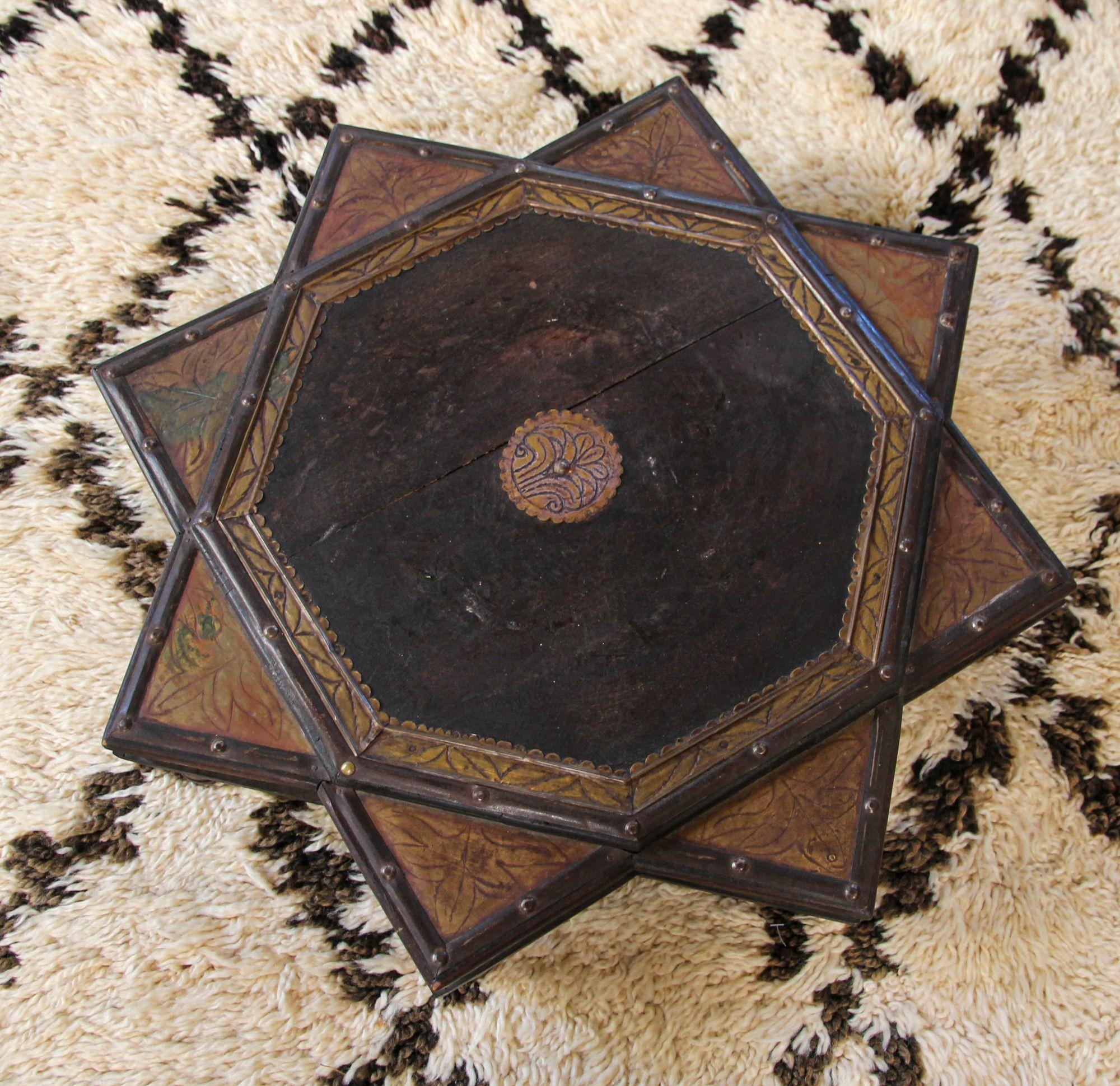 Sculpté à la main Table basse indienne en forme d'étoile en bois et laiton années 1950 en vente