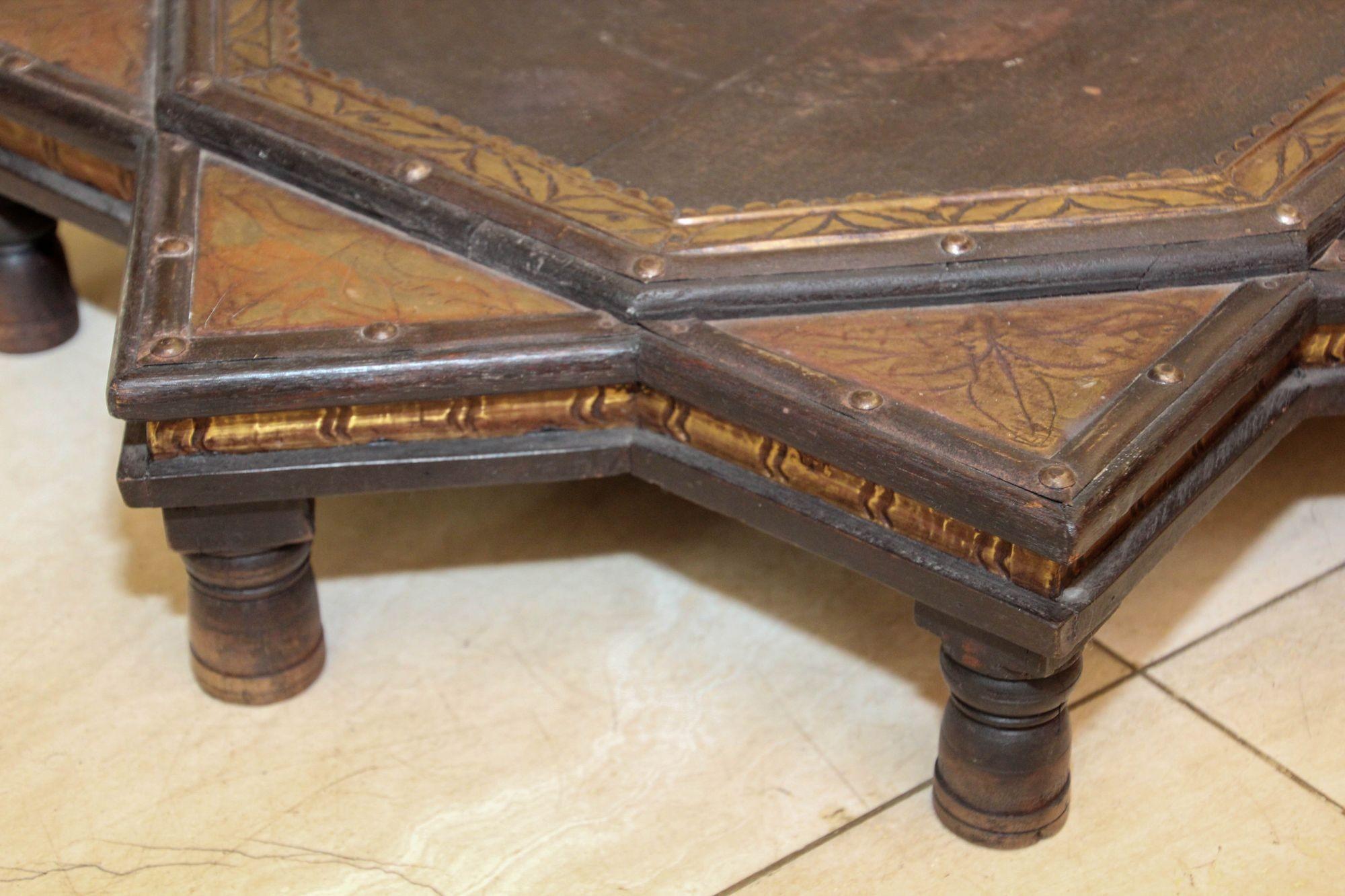 20ième siècle Table basse indienne en forme d'étoile en bois et laiton années 1950 en vente