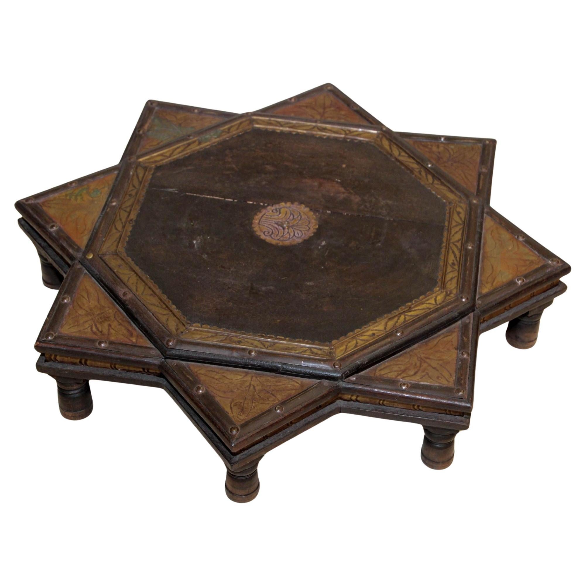 Table basse indienne en forme d'étoile en bois et laiton années 1950 en vente