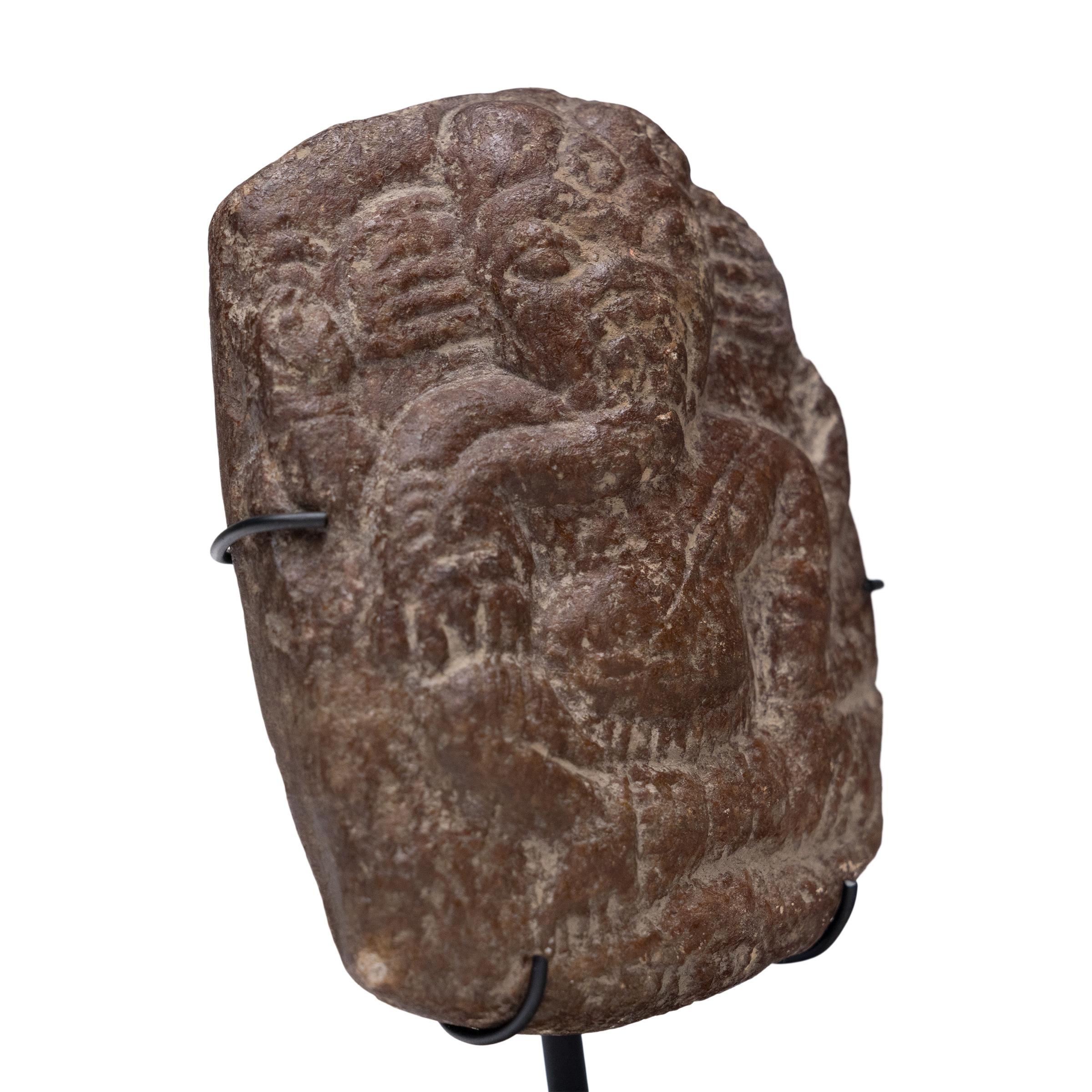 Mystique et séduisante, cette sculpture en relief en pierre du nord de l'Inde représente le dieu hindou Ganesha. Attribuée au Xe siècle ou plus tard, cette icône de la taille d'une paume de main est ciselée dans une pierre sombre avec de merveilleux