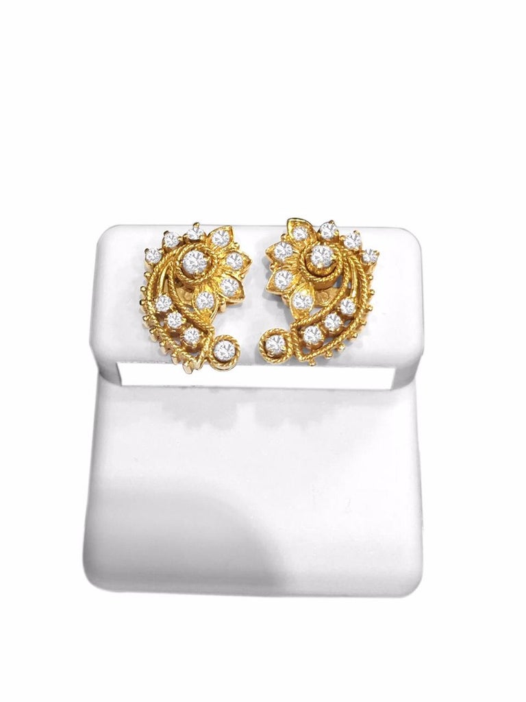 Indian Style 1.14 Carat Diamond and Yellow Gold Stud Earrings For Sale