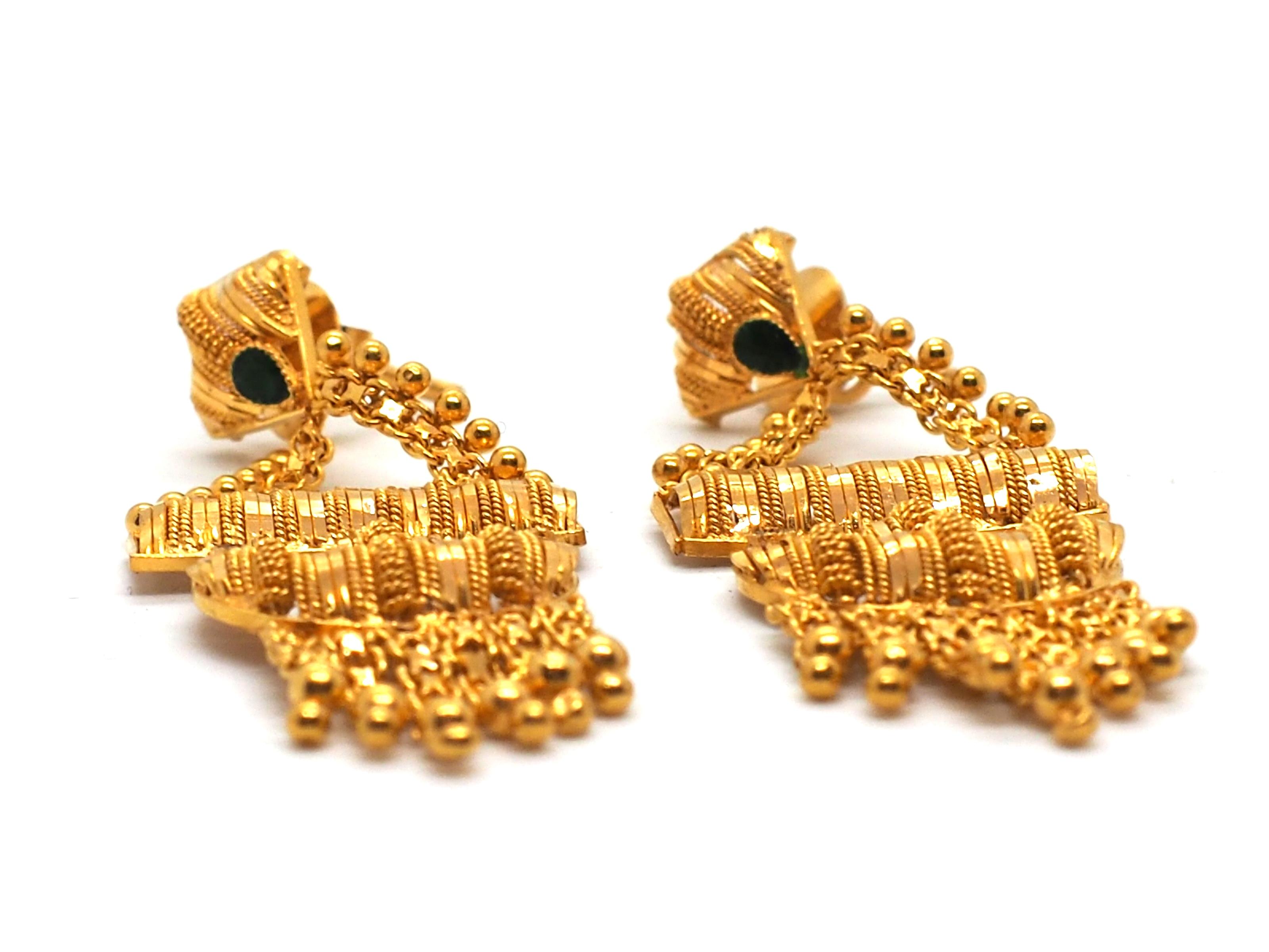Glamour trifft auf Tradition: 21 Karat Kronleuchter-Ohrringe im indischen Stil.

Erstrahlen Sie in Eleganz mit unseren 21 Karat Kronleuchter-Ohrringen im indischen Stil. Diese exquisiten Ohrringe wiegen insgesamt 14 Gramm und verkörpern die
