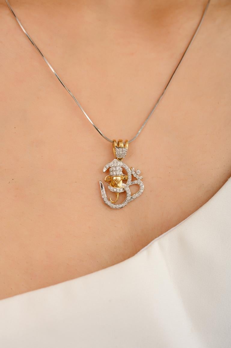 Pendentif Lettre Ohm avec diamant en or 18K. Il comporte des diamants de taille ronde qui complètent votre look avec une touche décente. 
Le pendentif symbole AUM -OM ou OHM est un symbole sacré de méditation de l'hindouisme, du bouddhisme et du