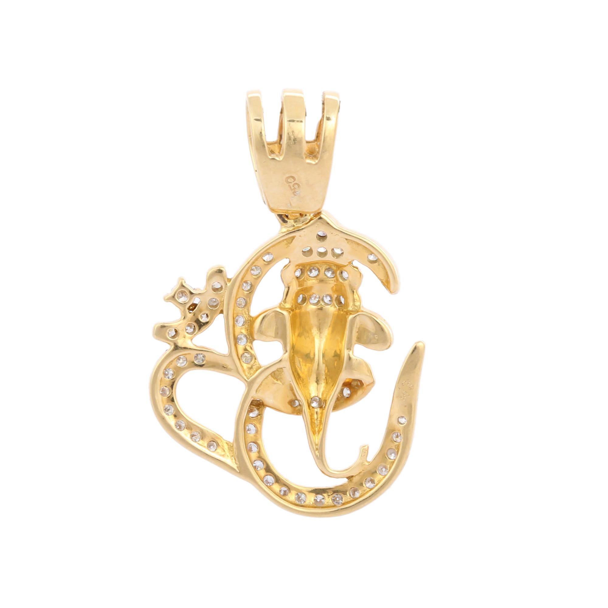 Taille ronde Pendentif de style indien Ganesh en forme de lettre en or jaune 18 carats et diamants en vente
