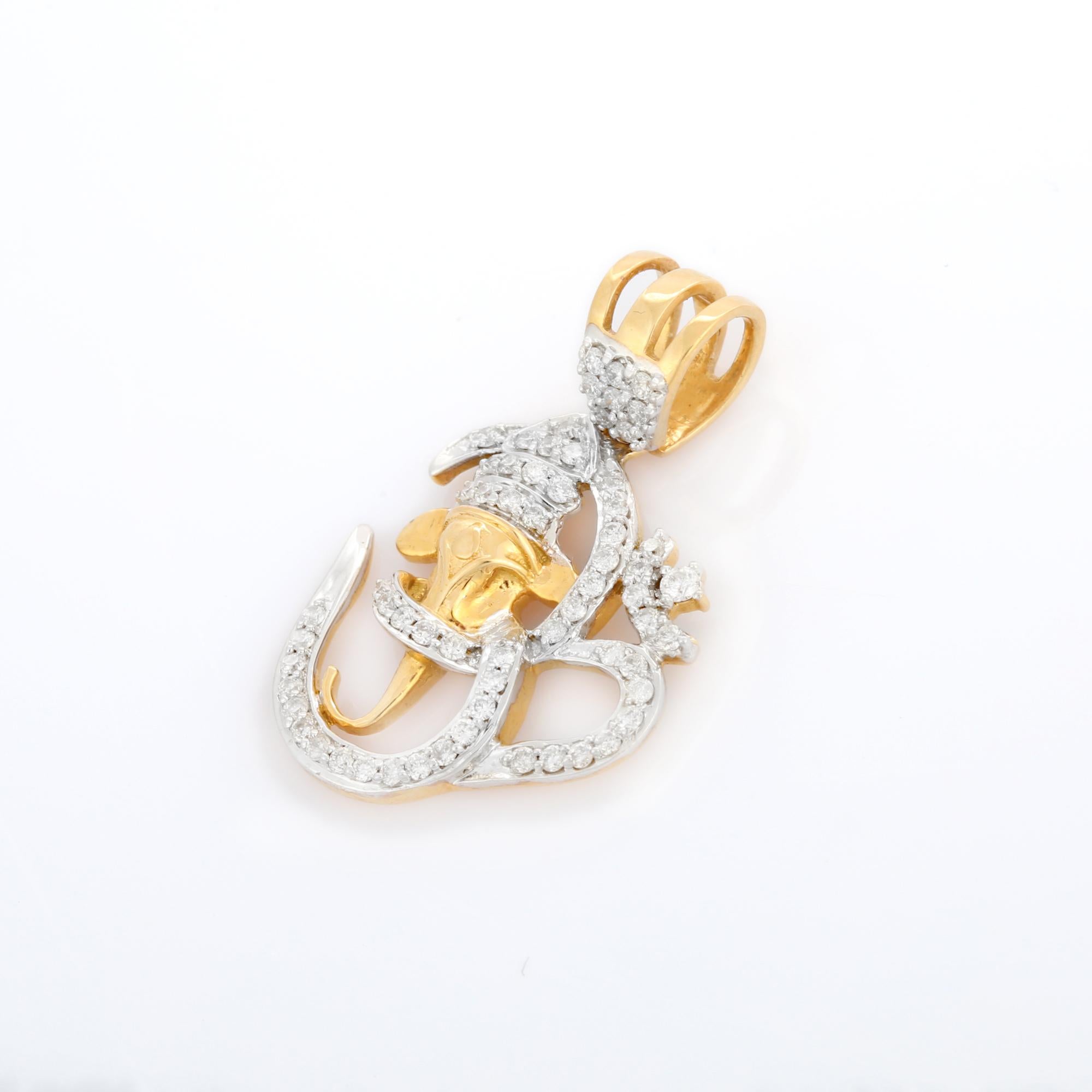 Pendentif de style indien Ganesh en forme de lettre en or jaune 18 carats et diamants Neuf - En vente à Houston, TX