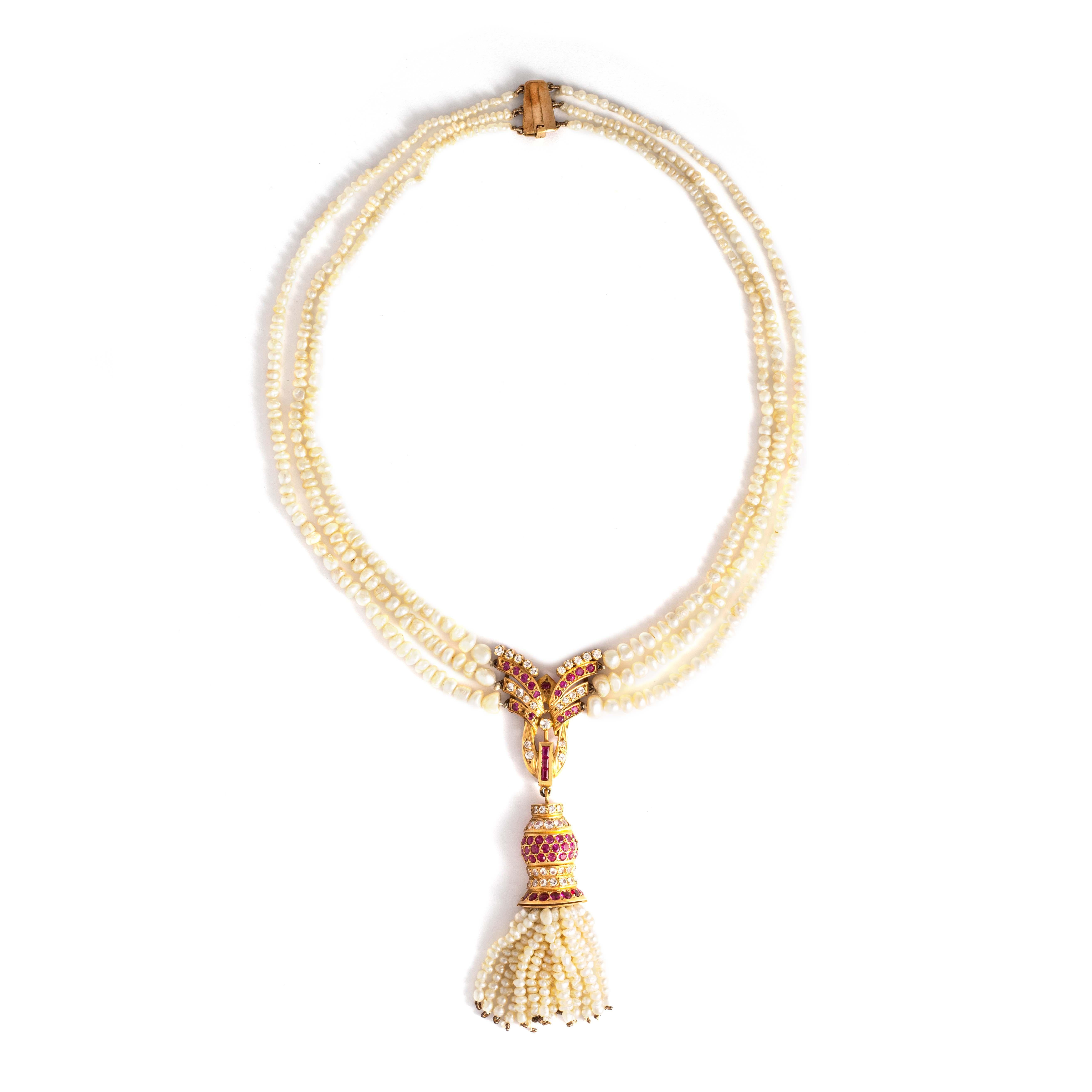 Indian Style Gold Pearl Necklace.
Necklace composed by cultured pearls holding a 14K yellow gold center motif set with round-cut white and red stones.
Length of the necklace: 43.50 centimeters. 
Length of the center motif: 10.00 centimeters.