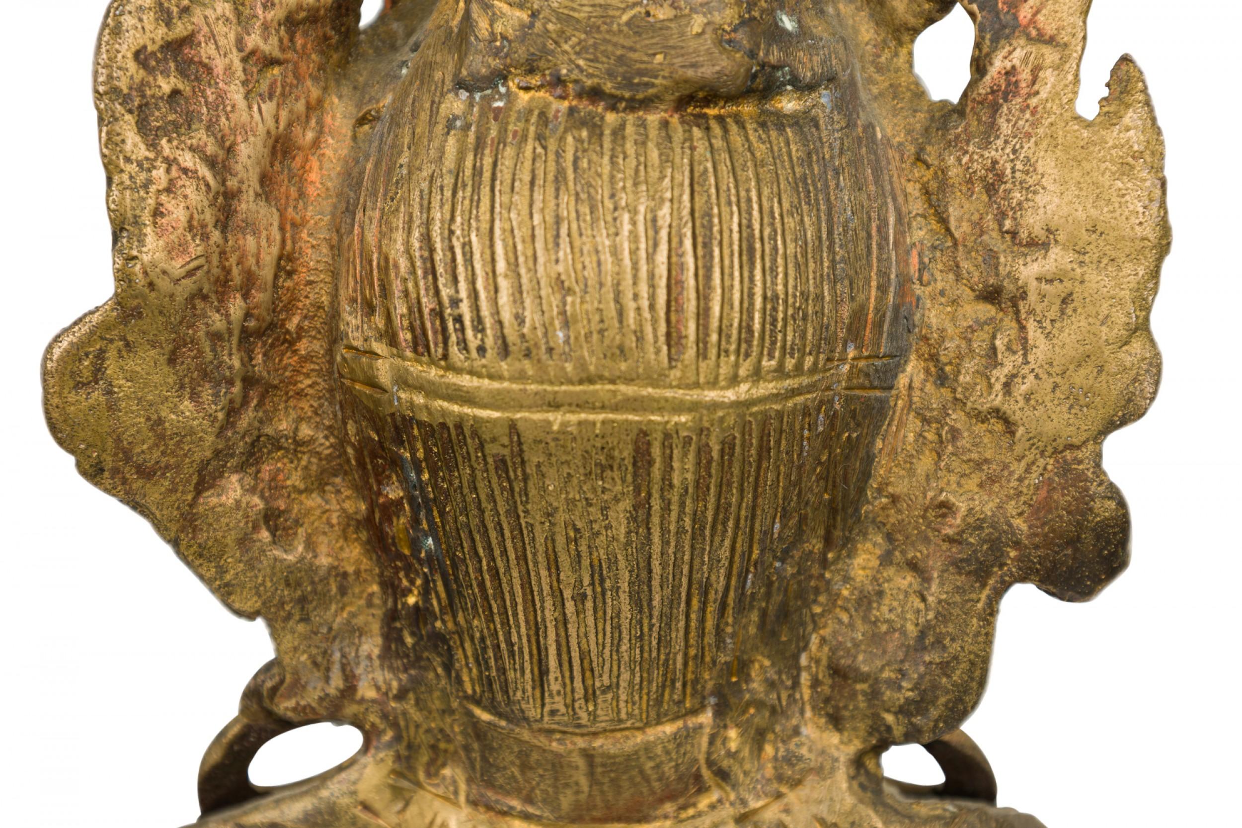 Statue en bronze de style indien d'une déesse hindoue avec des accents dorés et des vêtements et une coiffe aux motifs complexes.

Condit : Bon ; Usures dues à l'âge et à l'utilisation
