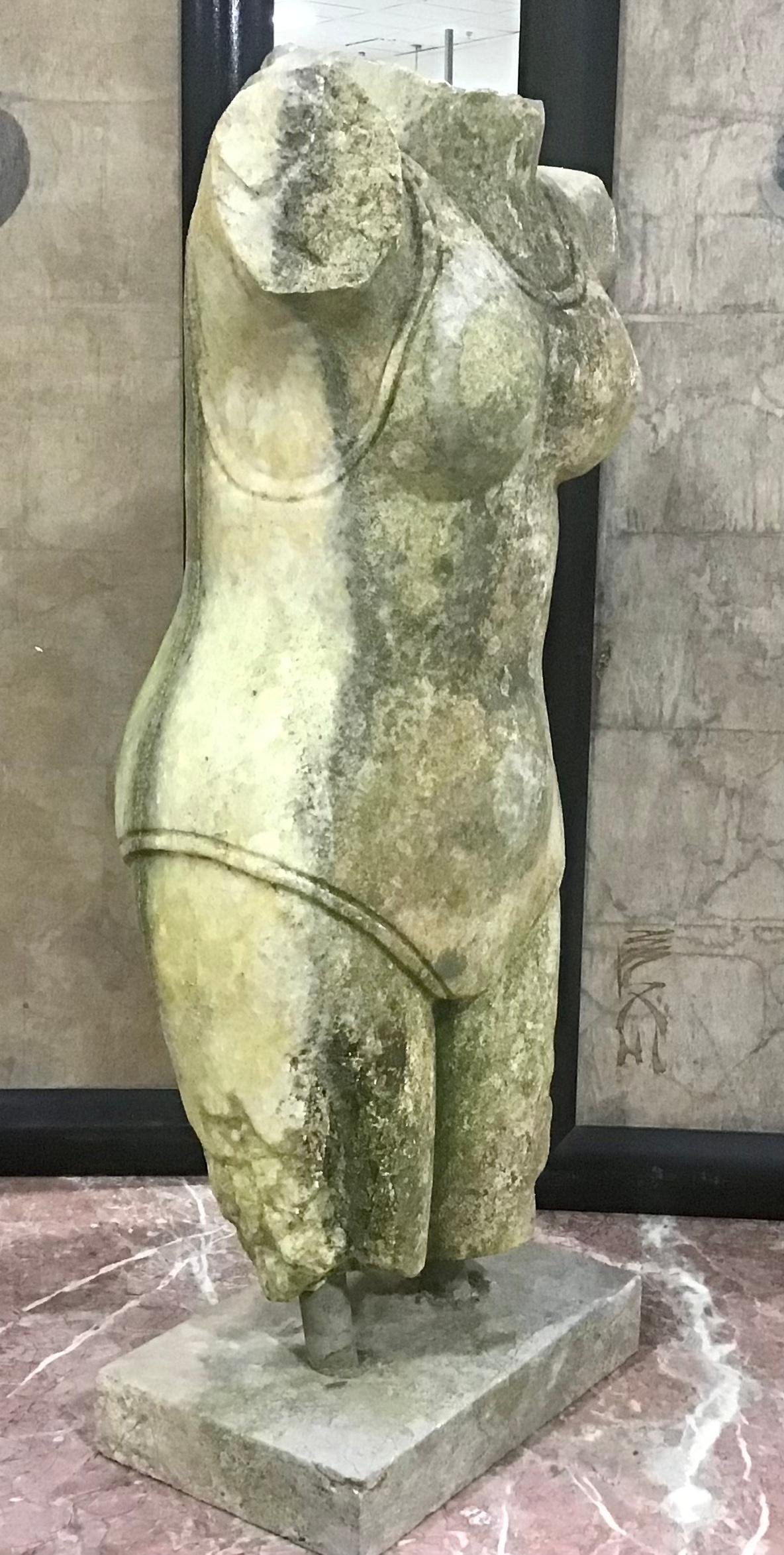 Statue sculptée en marbre Carrera de style indien. Torse de femme en marbre. 
Marbre Carrera. Monté sur un socle en pierre. Joliment sculpté et sa surface générale présente une patine d'usure naturelle.