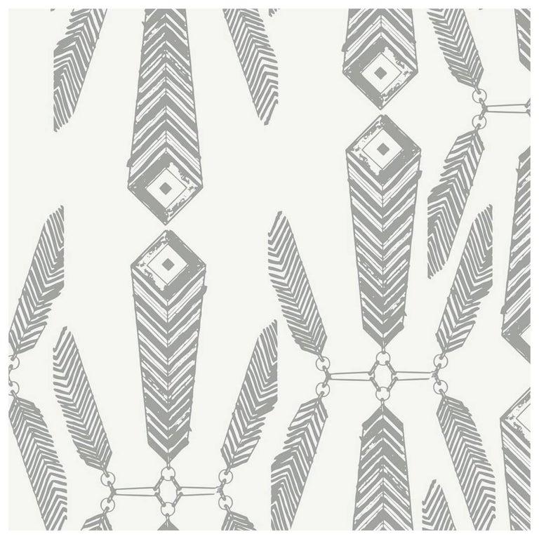 Indische Sommer-Tapete in Brush Design „Warmes Grau auf weichem Weiß“ im Zustand „Neu“ im Angebot in Brooklyn, NY