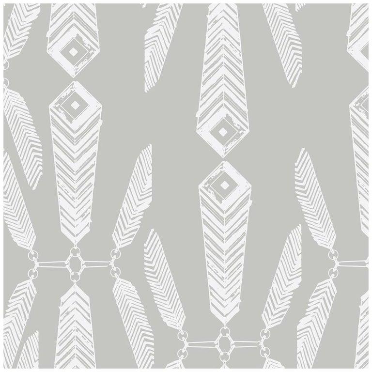Indische Sommer-Tapete in Farbe Heather „Weiß auf Grau“ von Indian Summer Designer im Zustand „Neu“ im Angebot in Brooklyn, NY