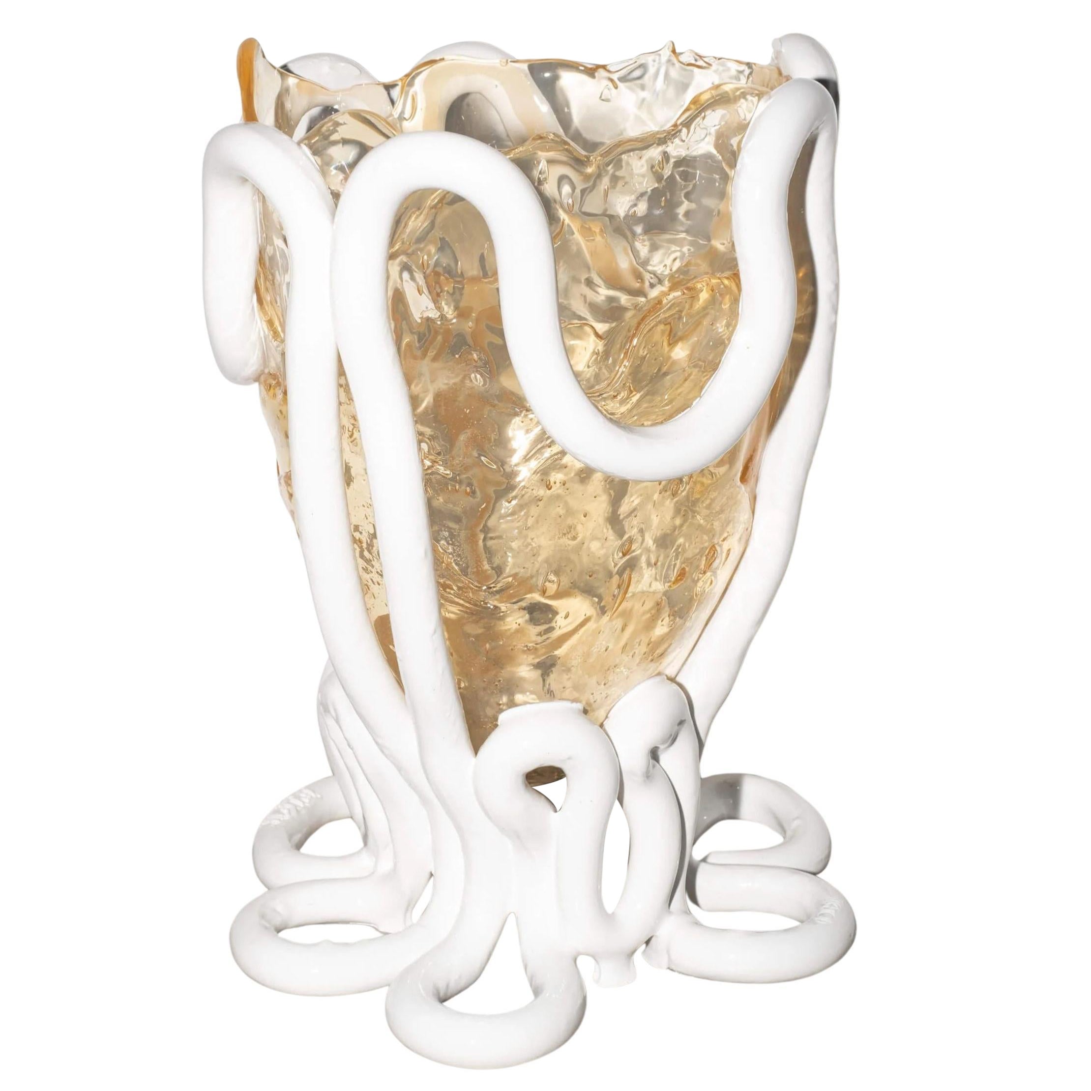 Vaso grande trasparente e bianco opaco 'Indian Summer' in resina morbida disegnato da Gaetano Pesce nel 1995 per la collezione Fish Design.

*Tutti i pezzi sono fatti a mano e quindi unici. È probabile che si verifichino variazioni nelle dimensioni,