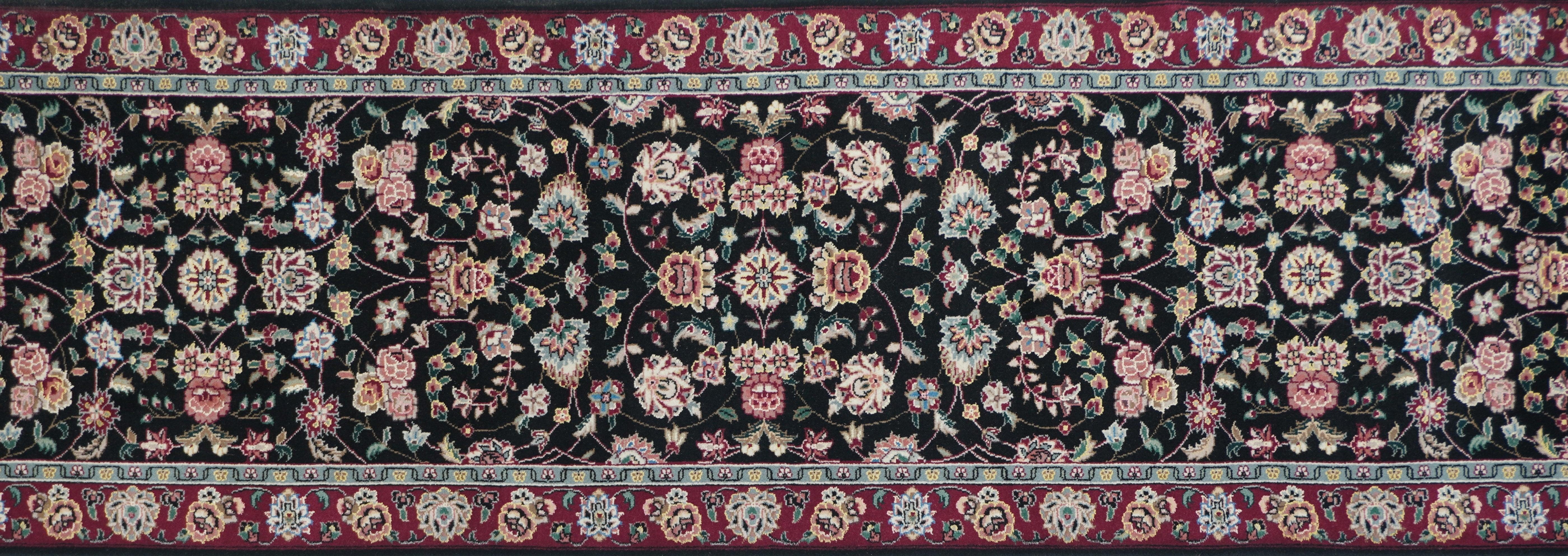 Runner indiano Tabriz 2'5'' x 9'10''. Le palmette policrome si muovono verso l'esterno, verso l'alto e verso l'esterno, su un sottile e tortuoso vitigno arabescato, con foglie spinate di supporto, steli frondosi, rose e piccole rosette a stella.
