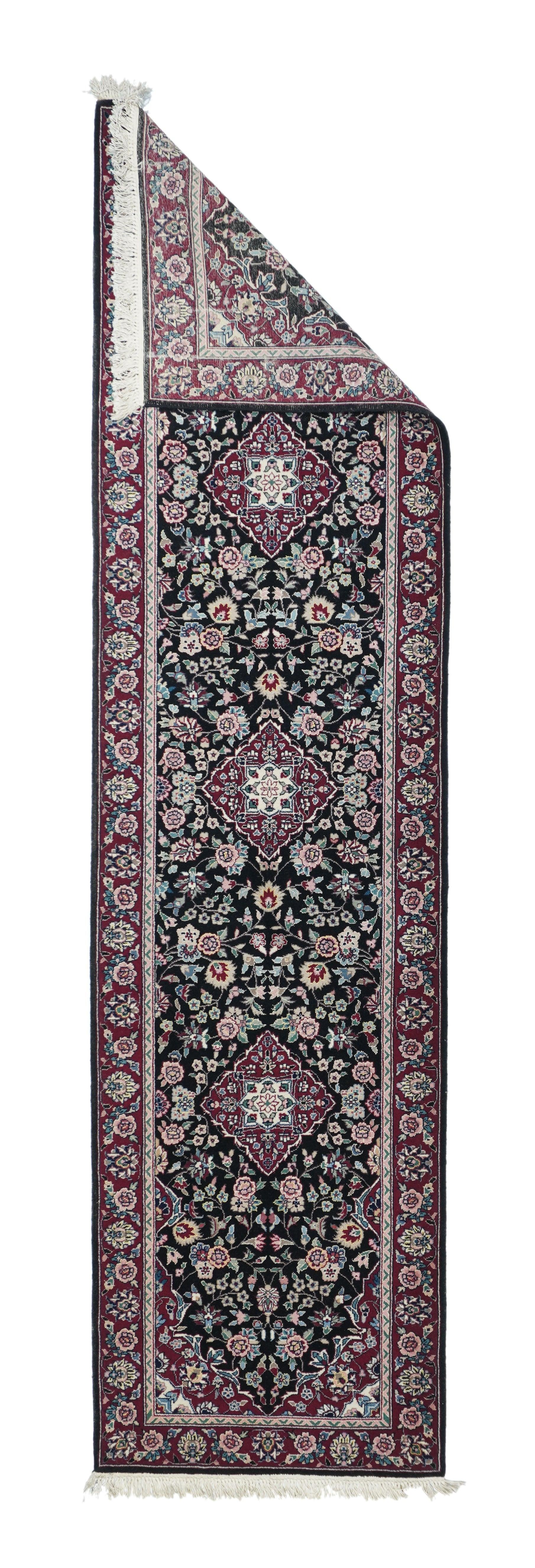 Runner indiano Tabriz 2'6'' x 10'0''. Il bordo a palmette e rose rosso vino incornicia con cura il campo quasi nero con tre medaglioni a diamante con bordi d'acanto e leggermente deformati, sostenuti da arabeschi di rose, rosette, palmette e foglie